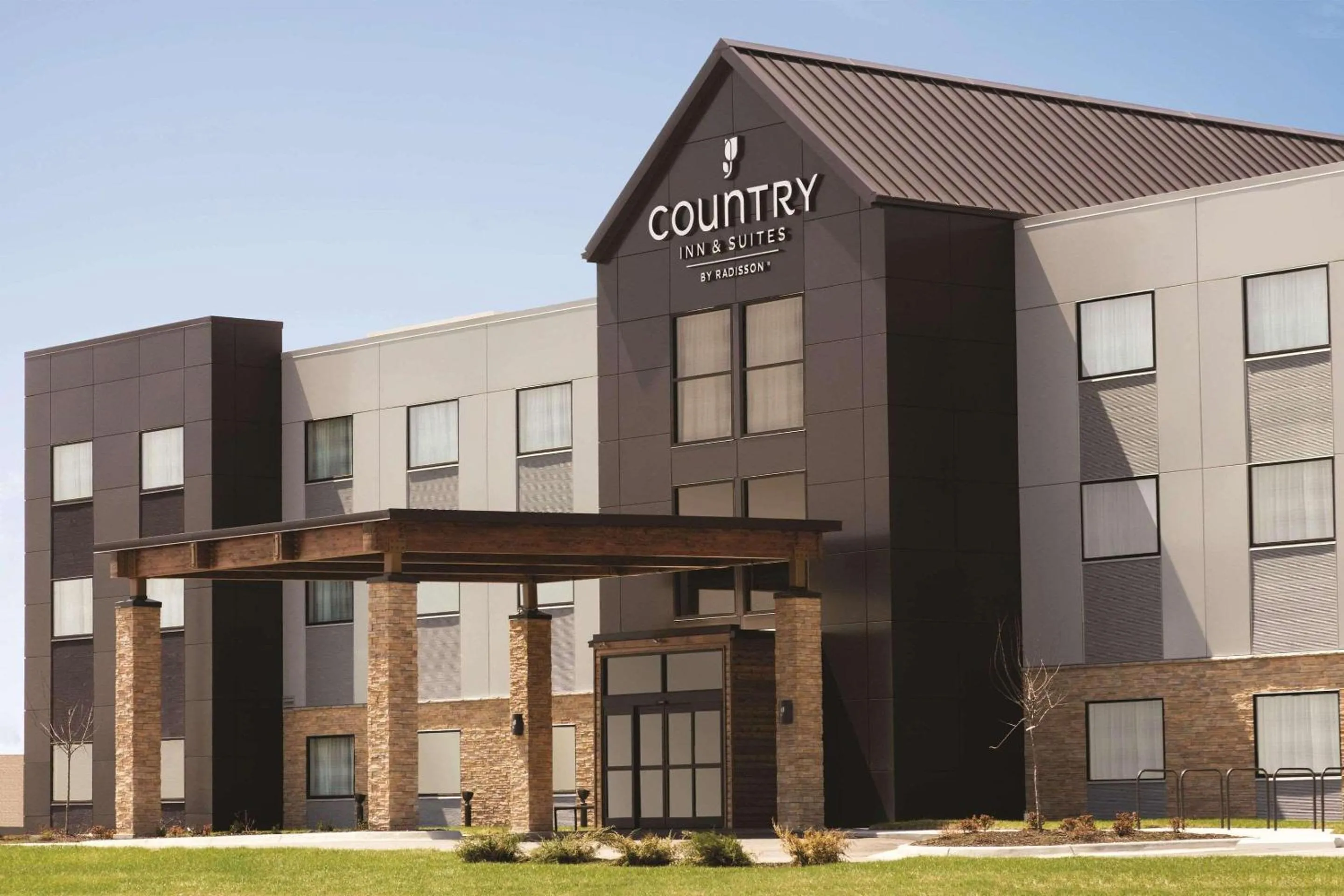 Property building in Country Inn & Suites by Radisson, Lawrence, KS