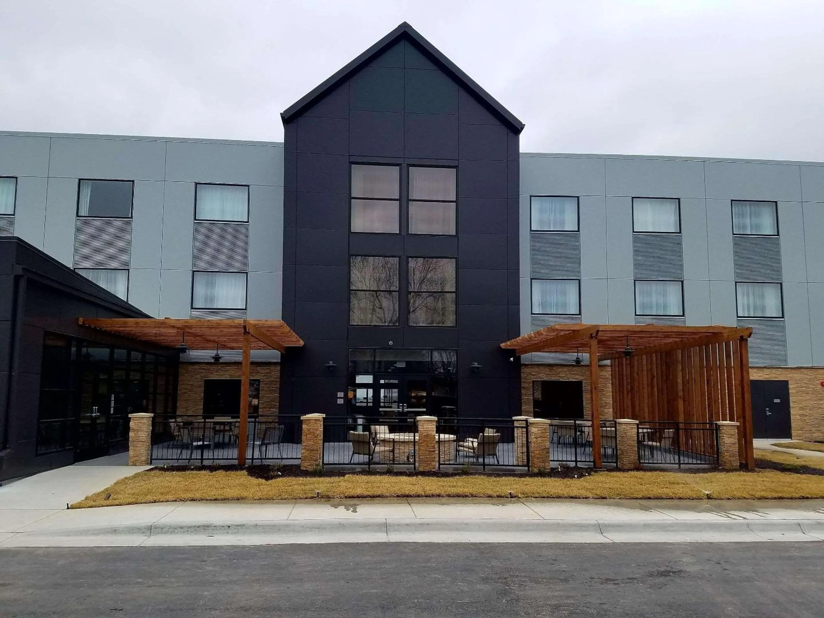 Property building in Country Inn & Suites by Radisson, Lawrence, KS