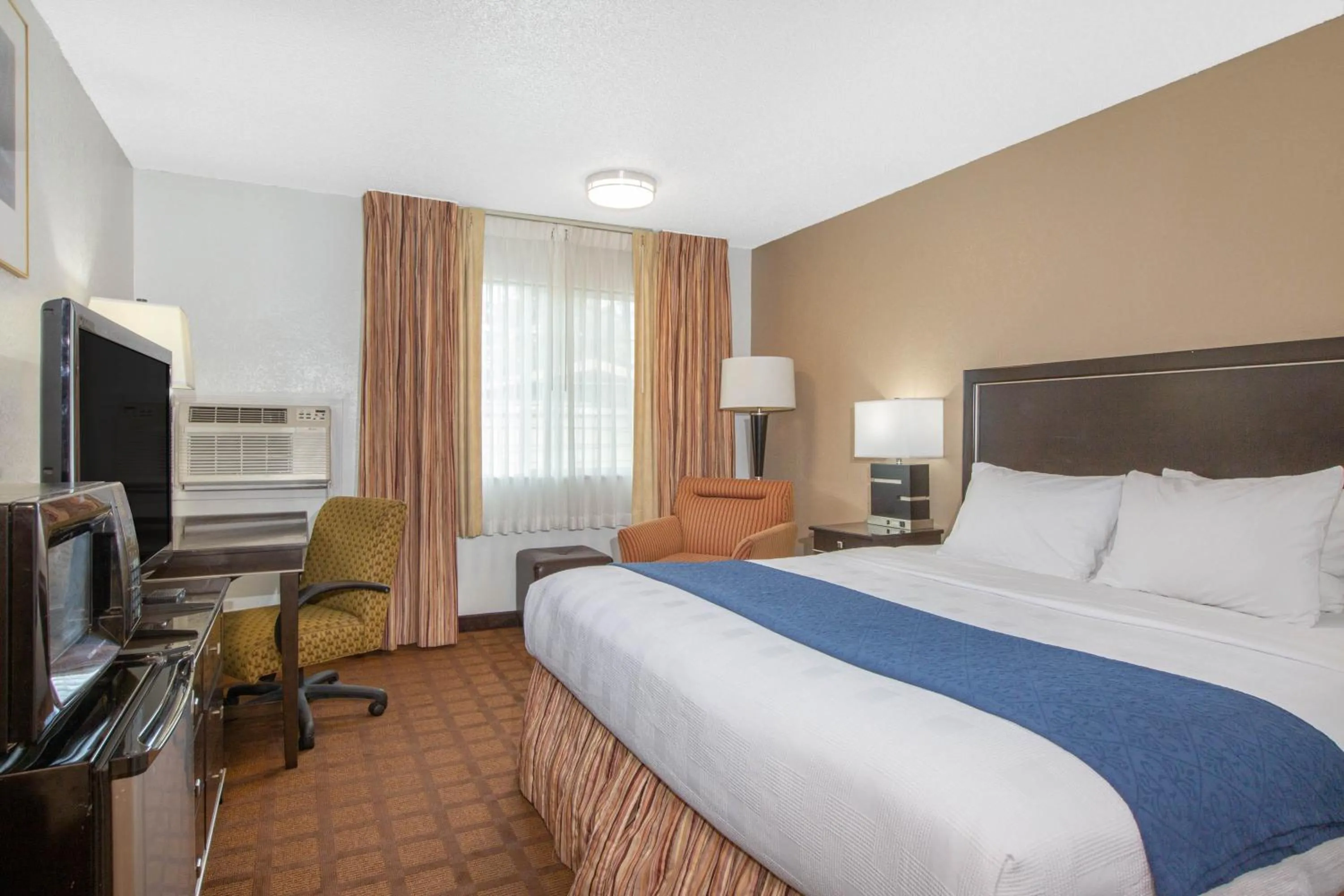Photo of the whole room, Bed in Umpqua Valley Hotel