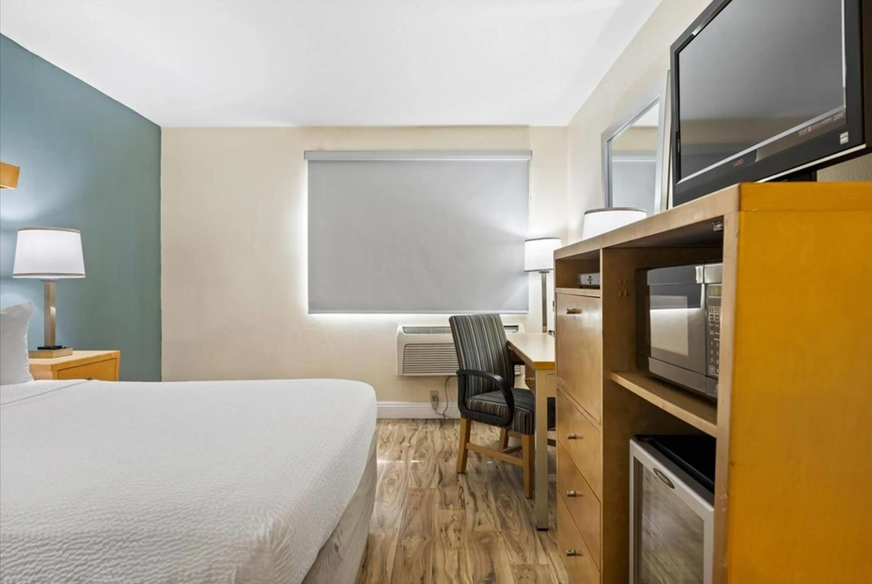 Photo of the whole room, Bed in Days Inn by Wyndham Woodland