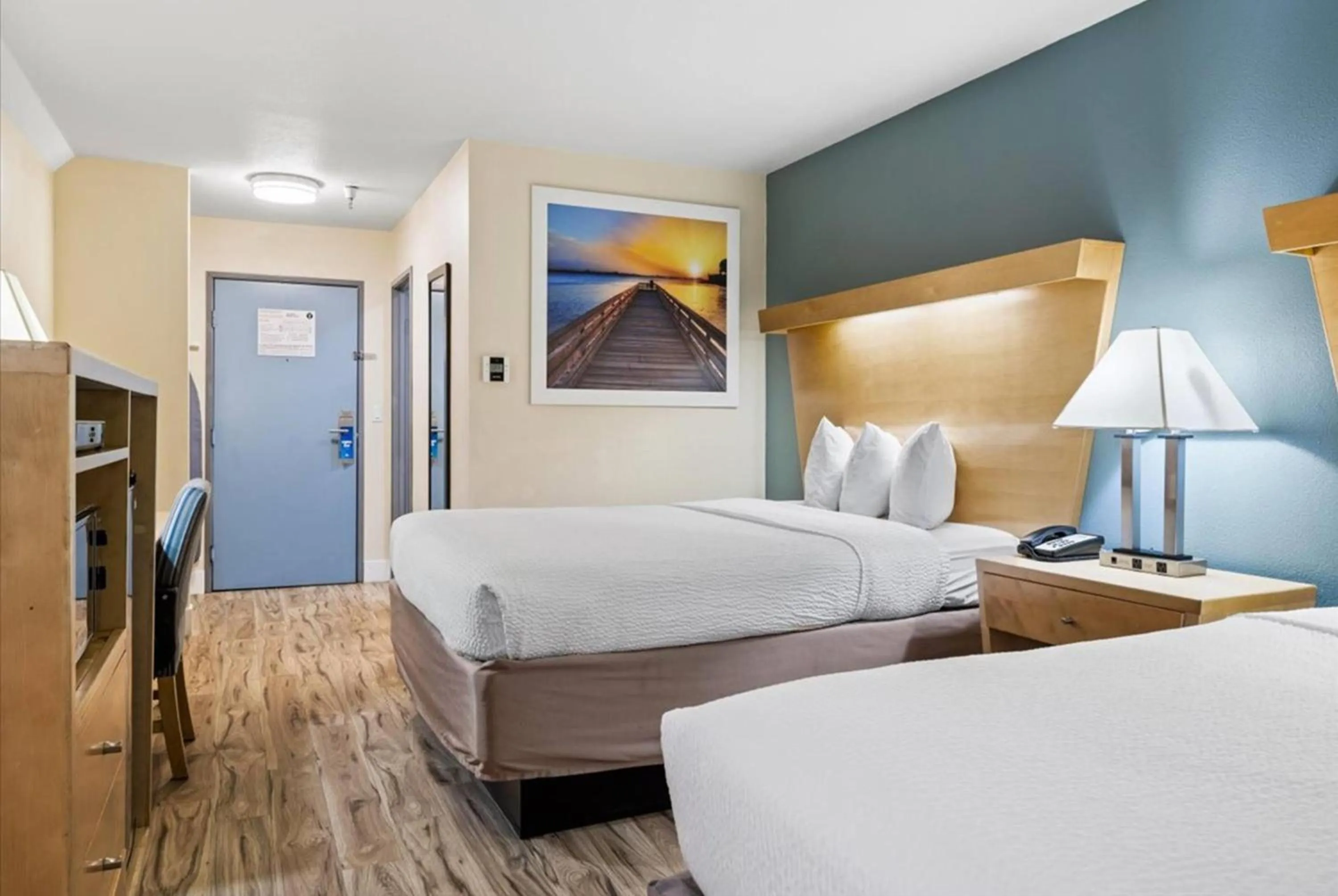 Photo of the whole room, Bed in Days Inn by Wyndham Woodland