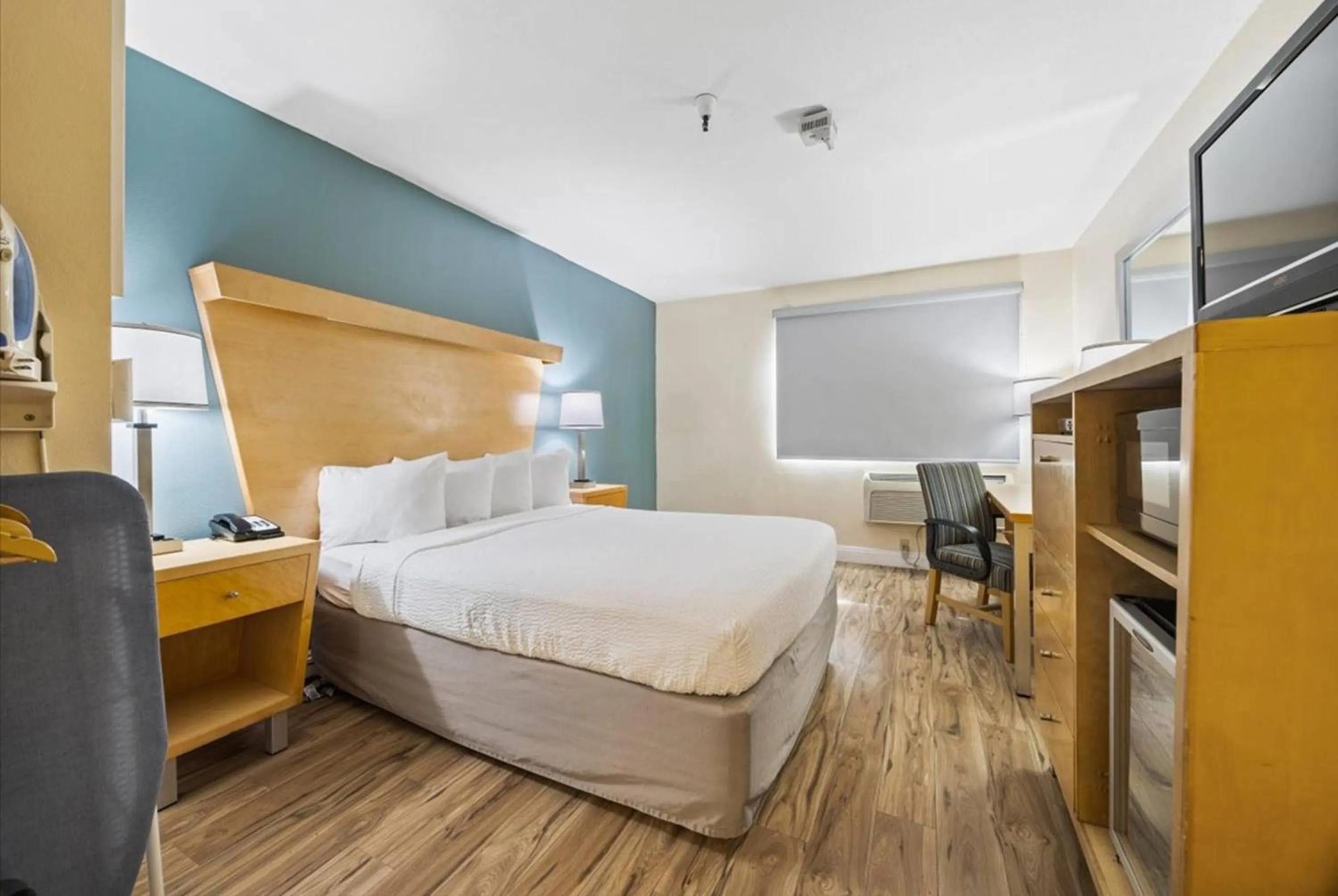 Photo of the whole room, Bed in Days Inn by Wyndham Woodland