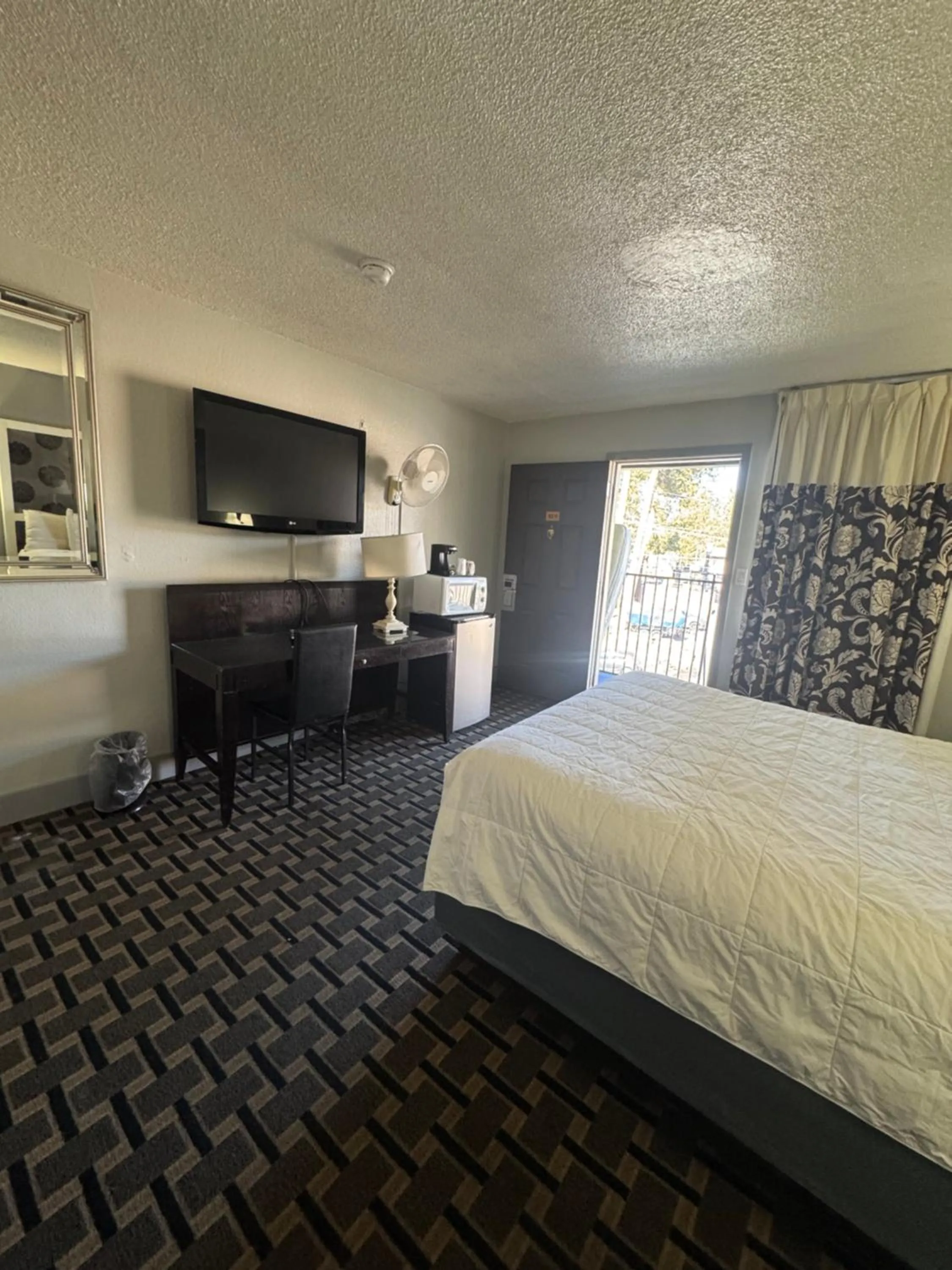 Bed in Budget INN At The Heavenly Gondola