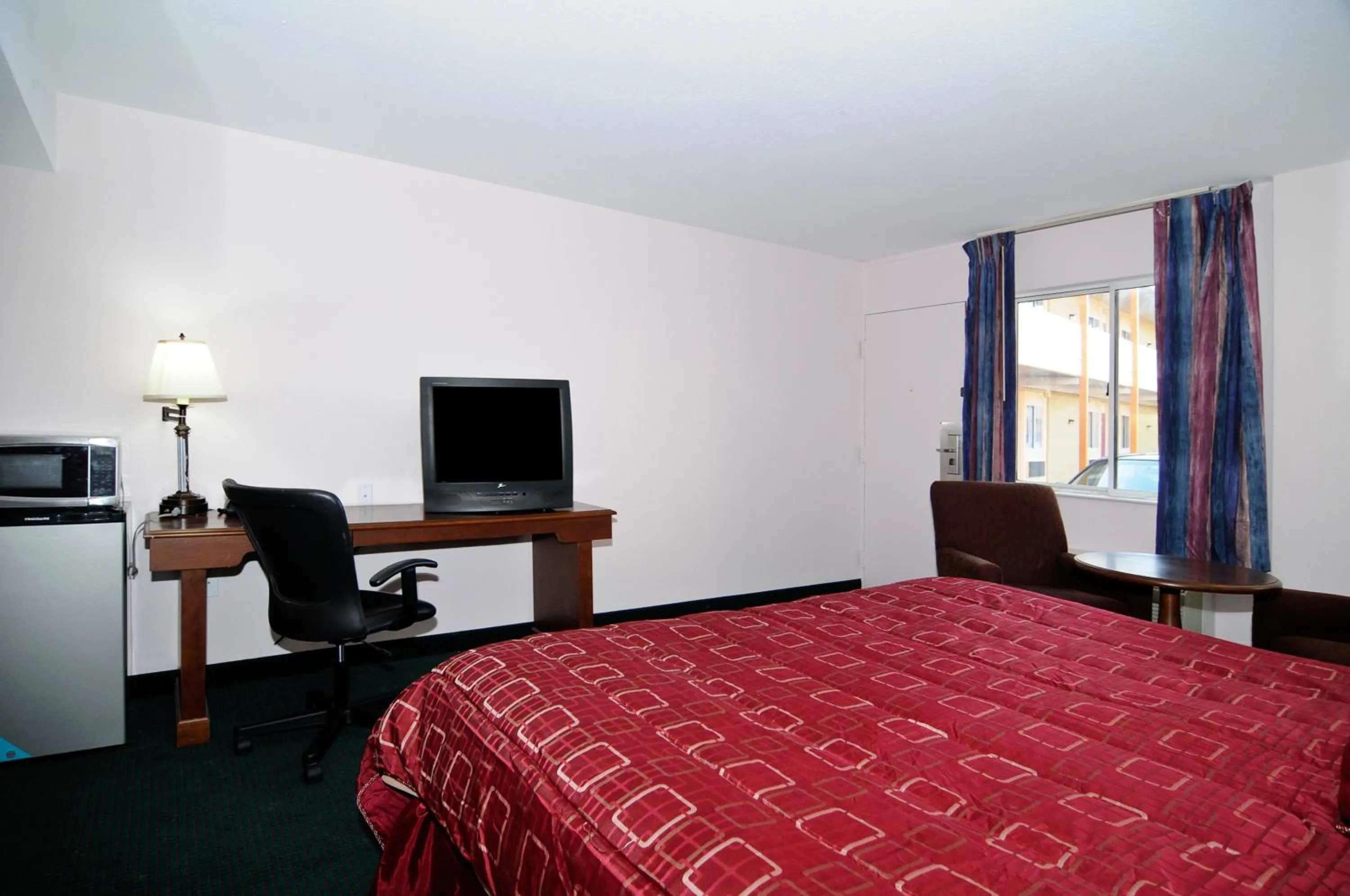 Bedroom, Bed in Motel 6 Harrisburg PA Near PA Expo Center