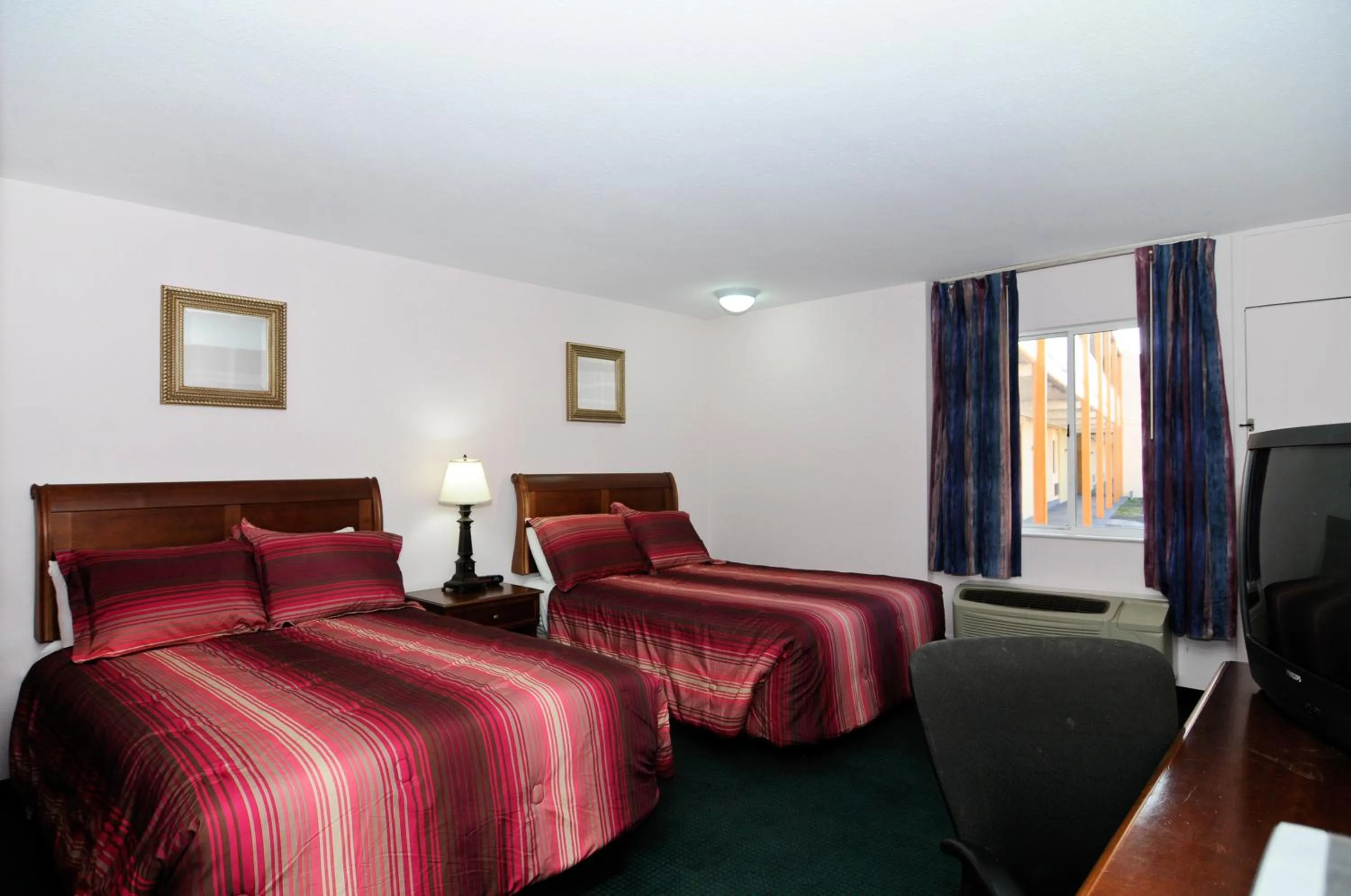 Bedroom, Bed in Motel 6 Harrisburg PA Near PA Expo Center