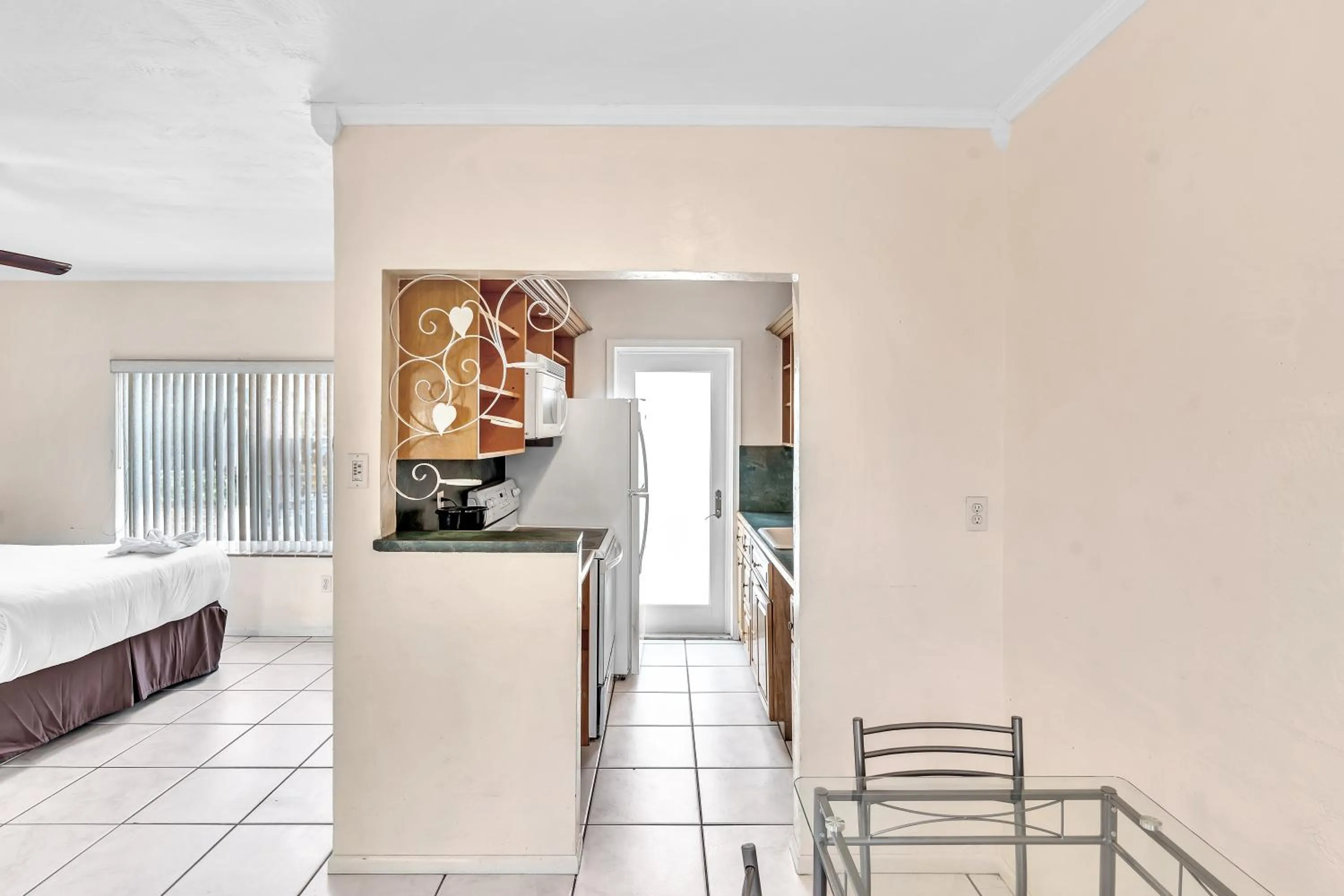 Dining area, Bed in Silver Spray Motel