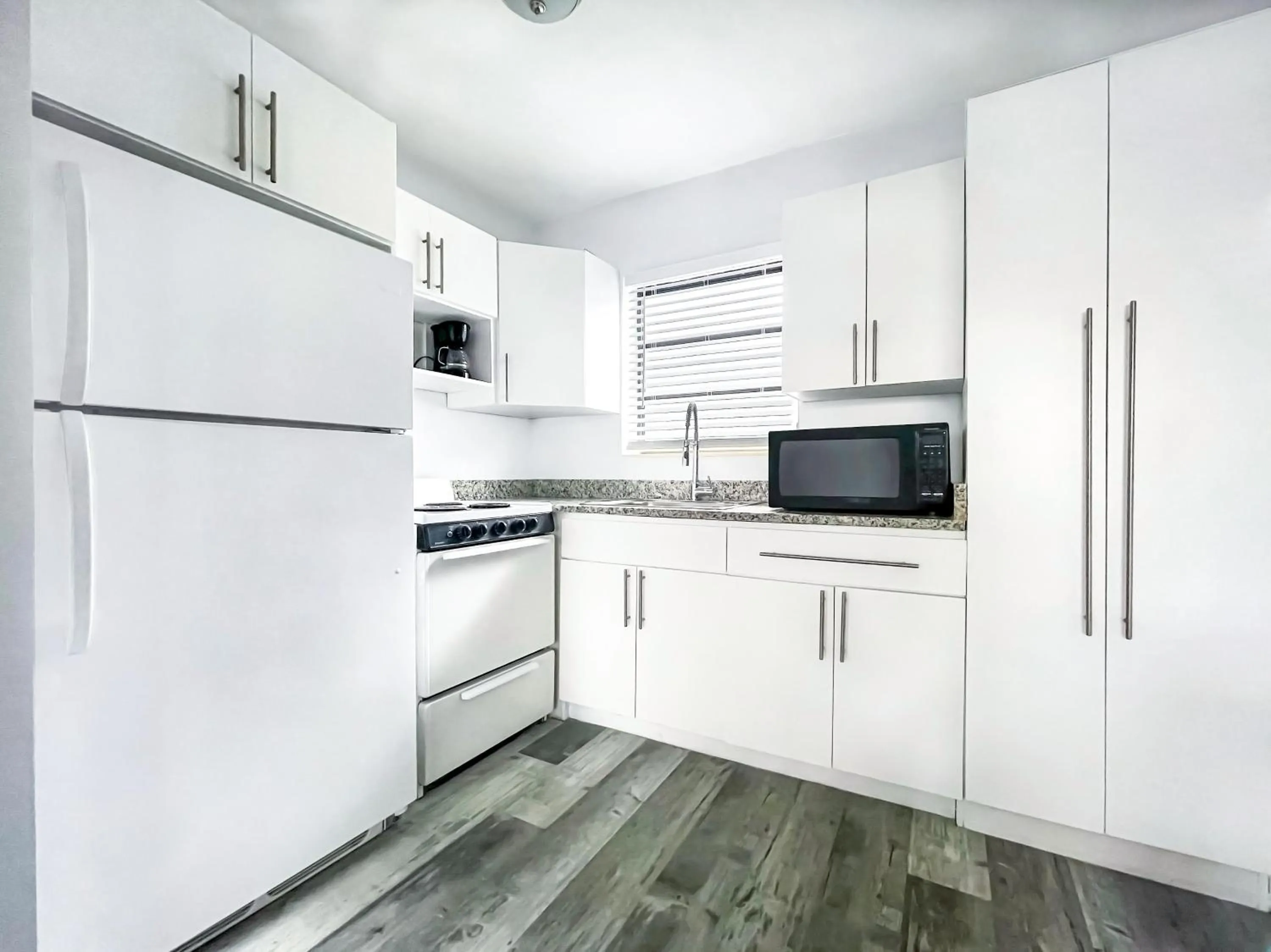 Kitchen or kitchenette in Silver Spray Motel