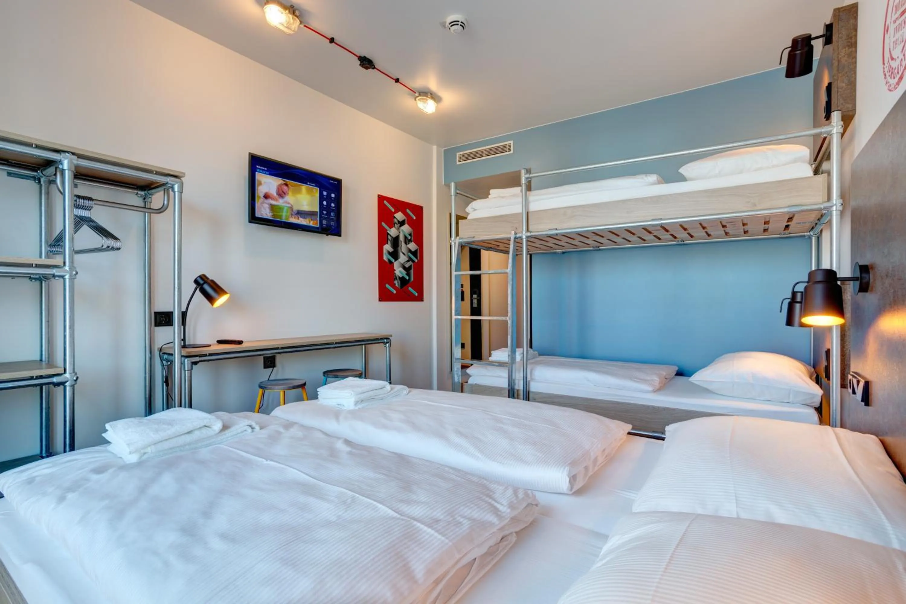 Bedroom, Bed in MEININGER Hotel Berlin Tiergarten