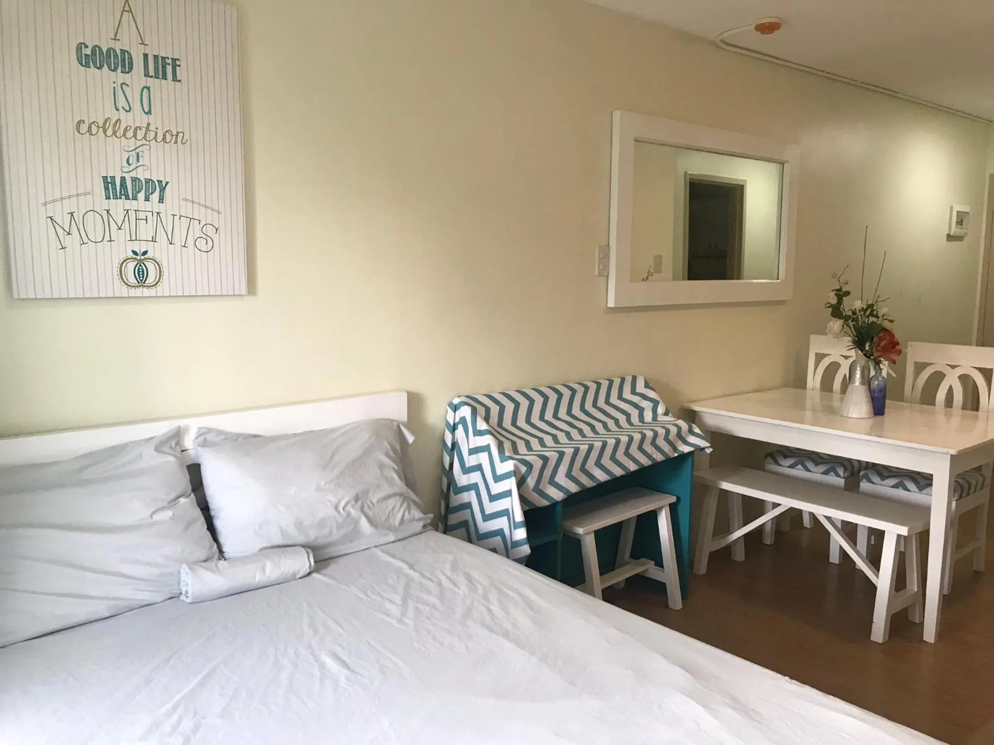 Living room, Bed in Kara's Suite