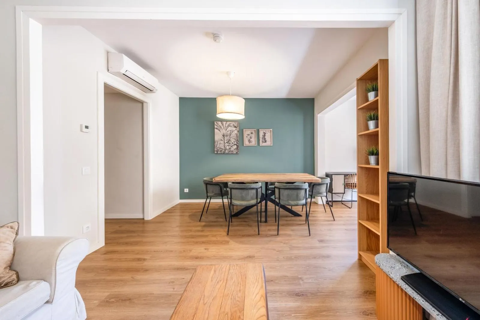 Dining area in AinB Barcelona Sants Apartments