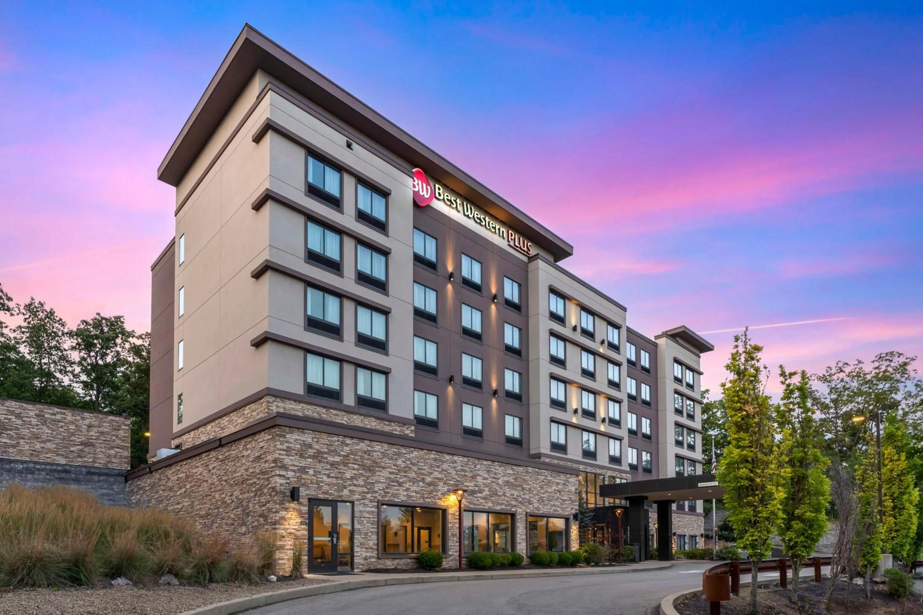 Property building in Best Western Plus Cranberry-Pittsburgh North
