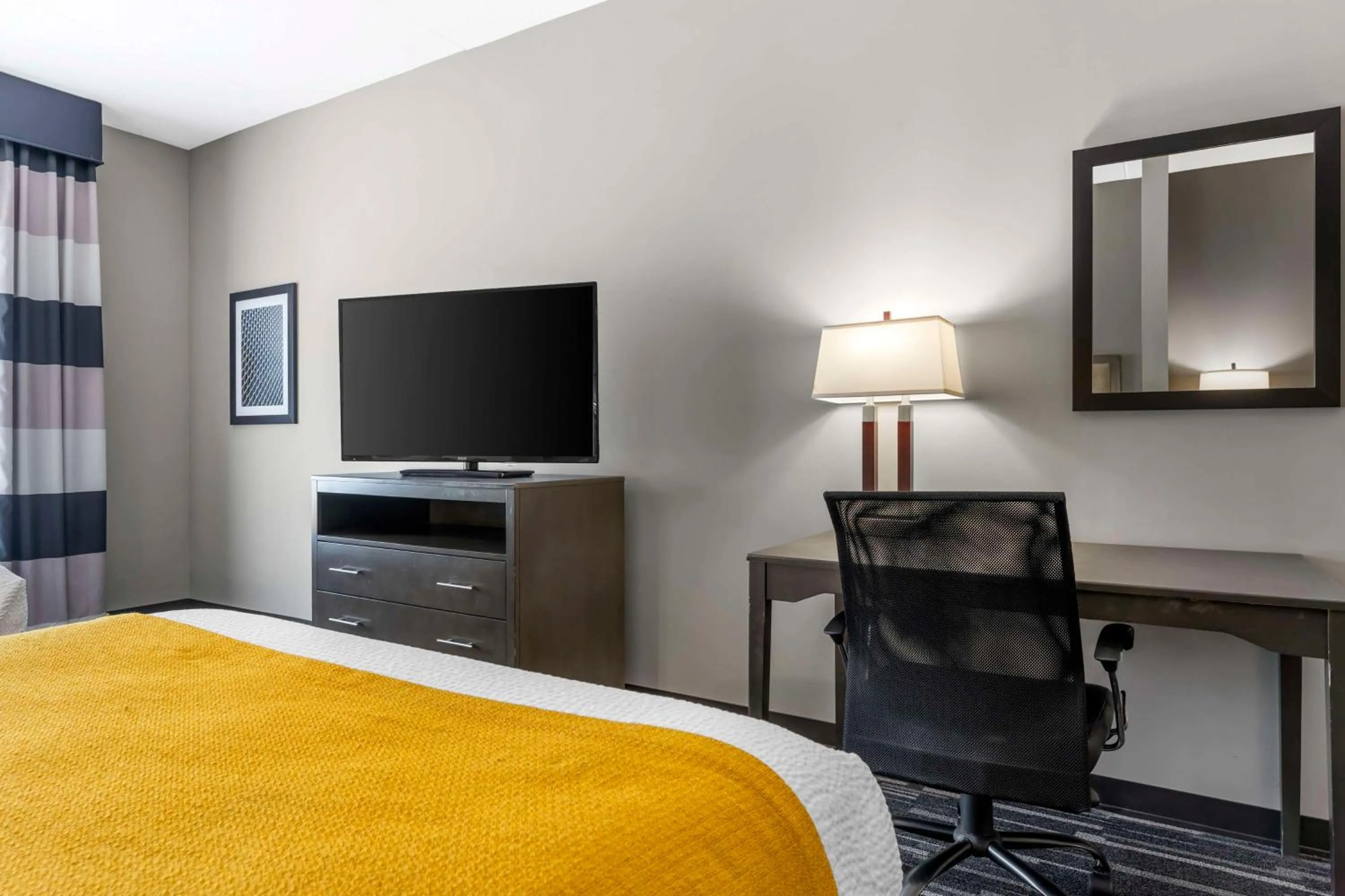 Bedroom in Best Western Plus Cranberry-Pittsburgh North