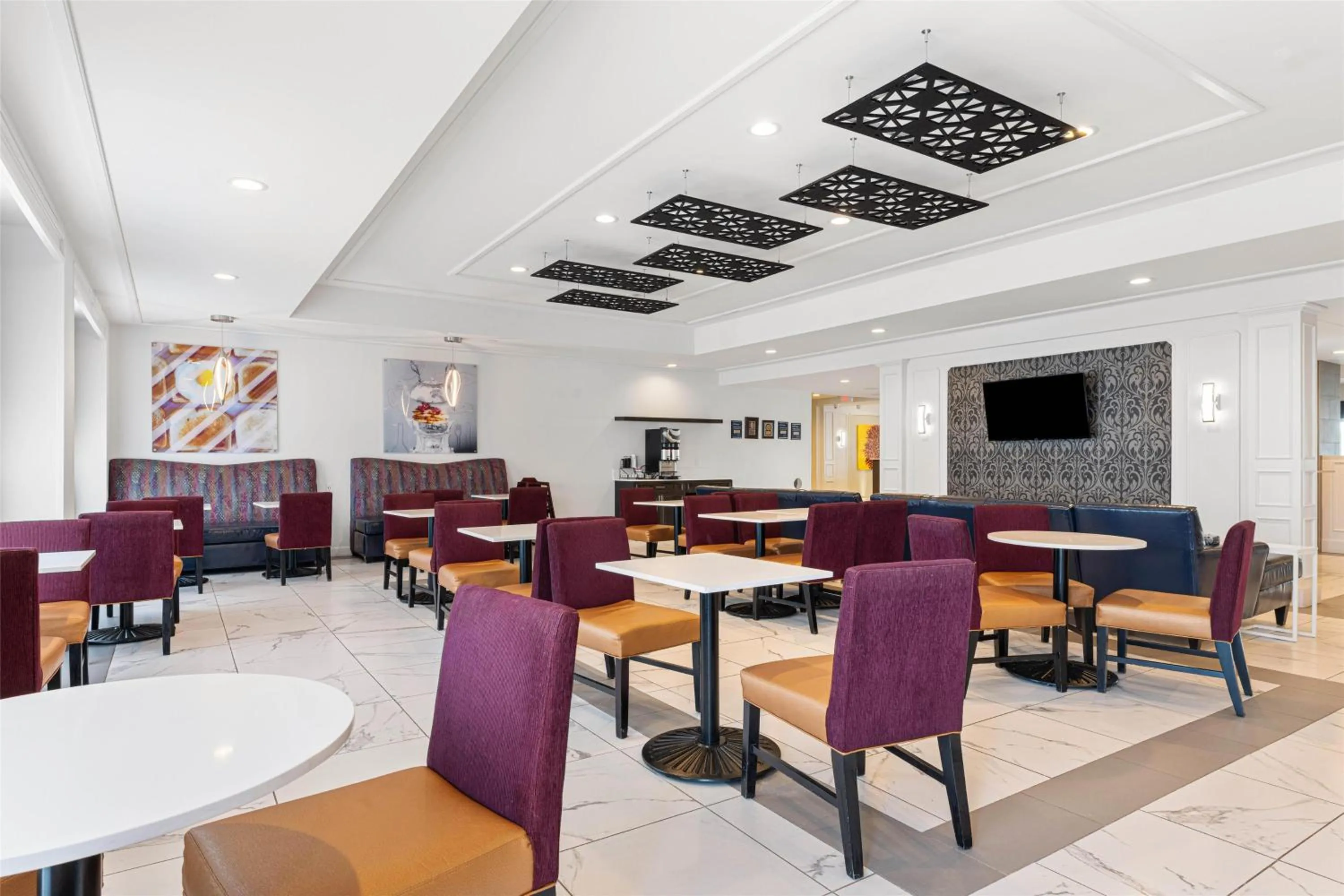 Breakfast in Best Western Plus New Richmond Inn & Suites