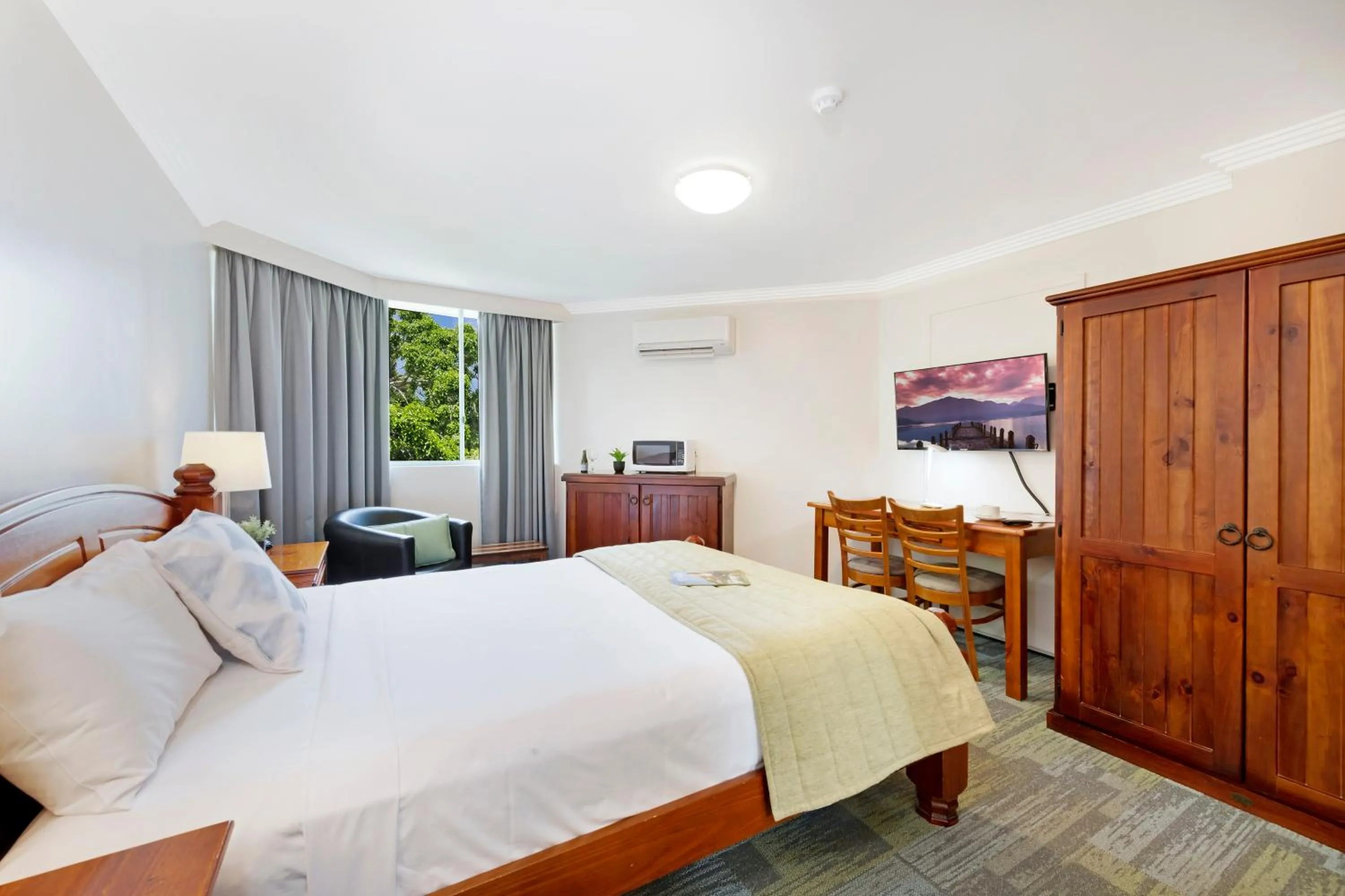 Photo of the whole room, Bed in Burnett Riverside Hotel