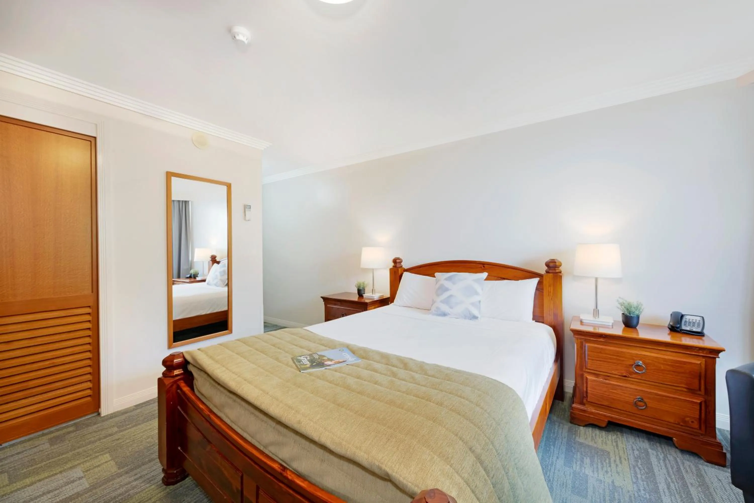 Bedroom, Bed in Burnett Riverside Hotel