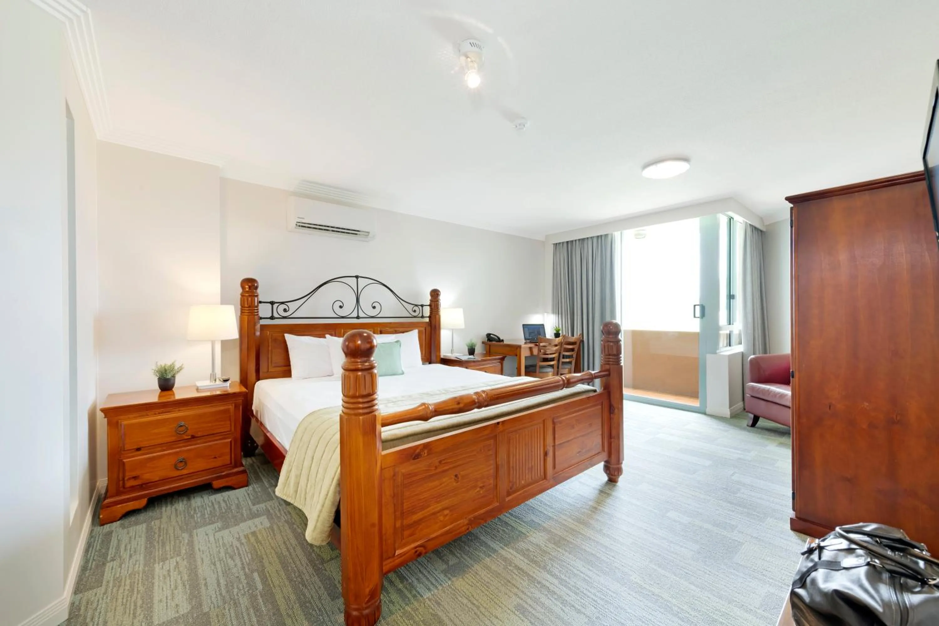 Bedroom, Bed in Burnett Riverside Hotel