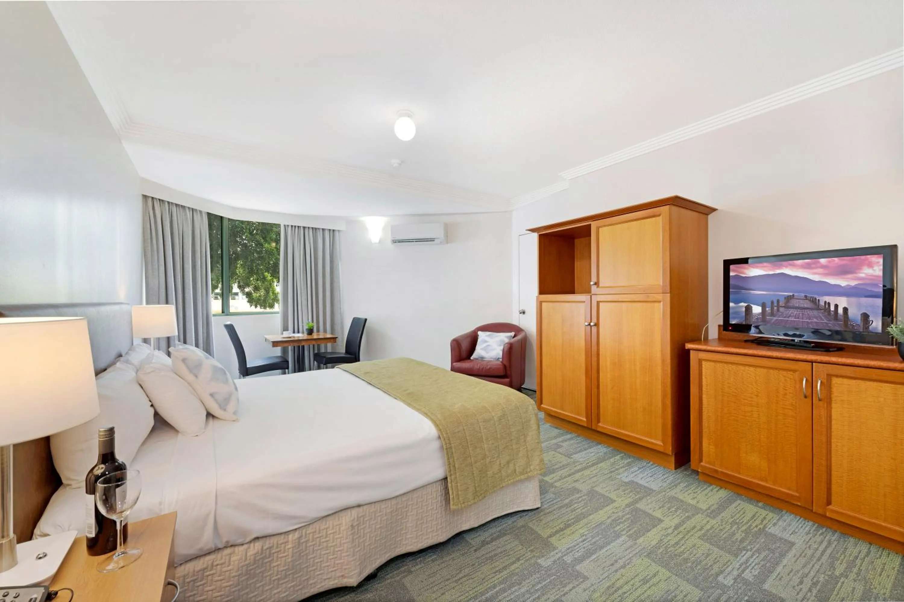 Bedroom, Bed in Burnett Riverside Hotel