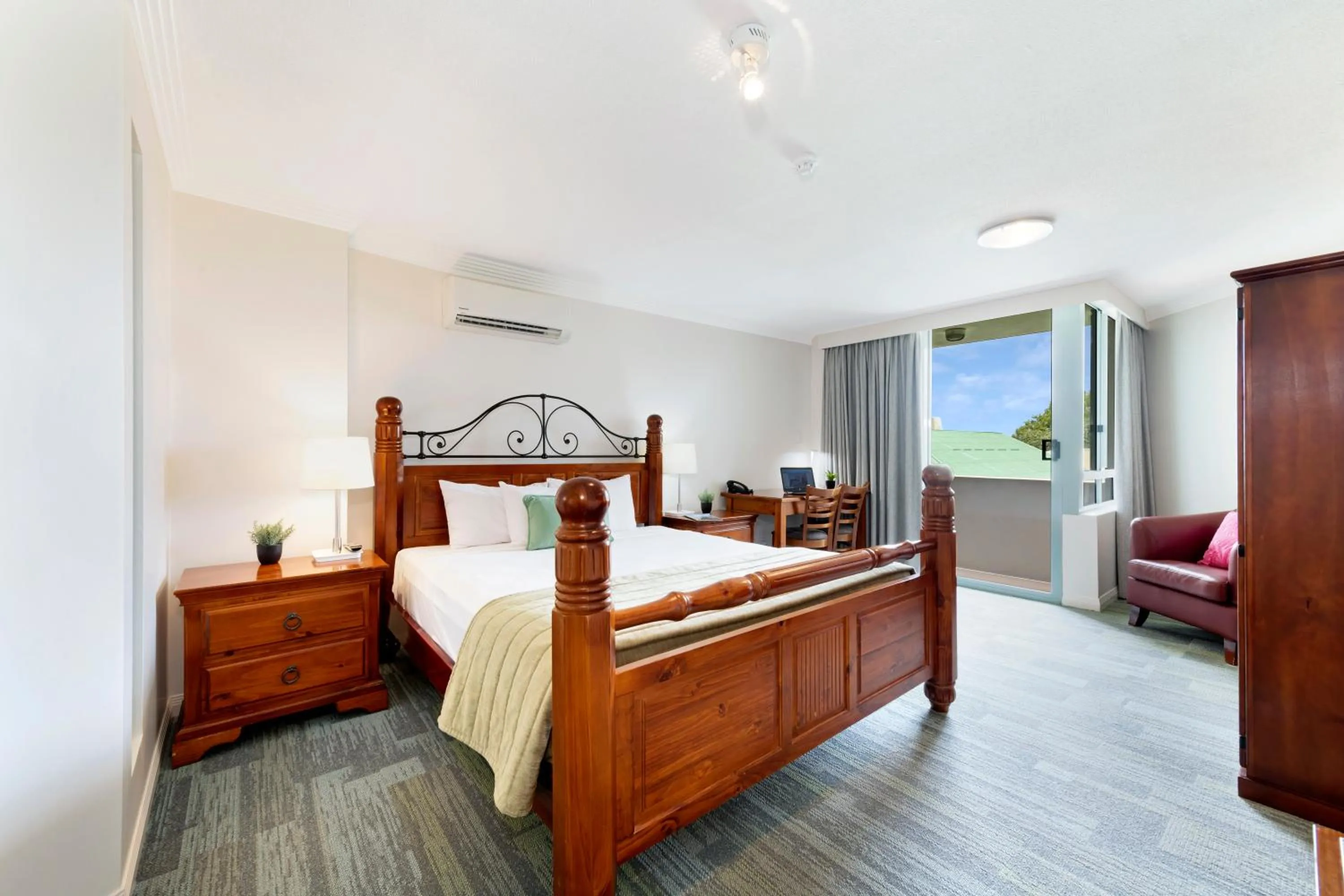 Bedroom, Bed in Burnett Riverside Hotel