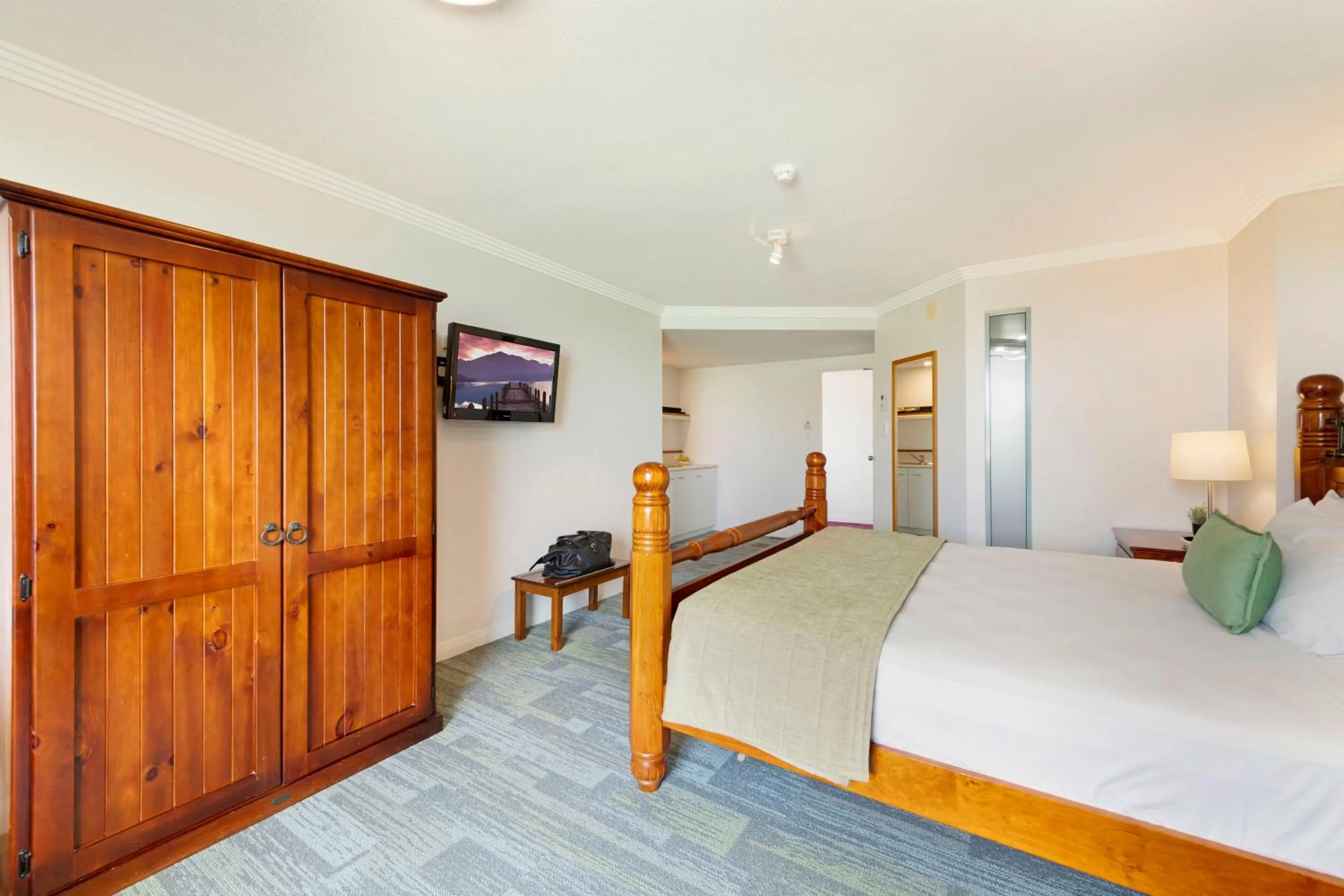 Photo of the whole room, Bed in Burnett Riverside Hotel