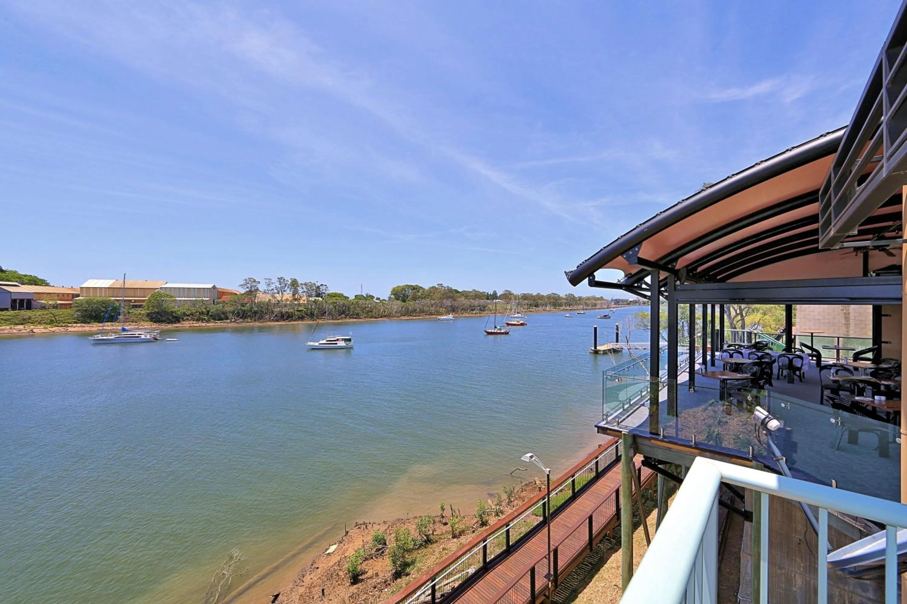 Restaurant/places to eat in Burnett Riverside Hotel