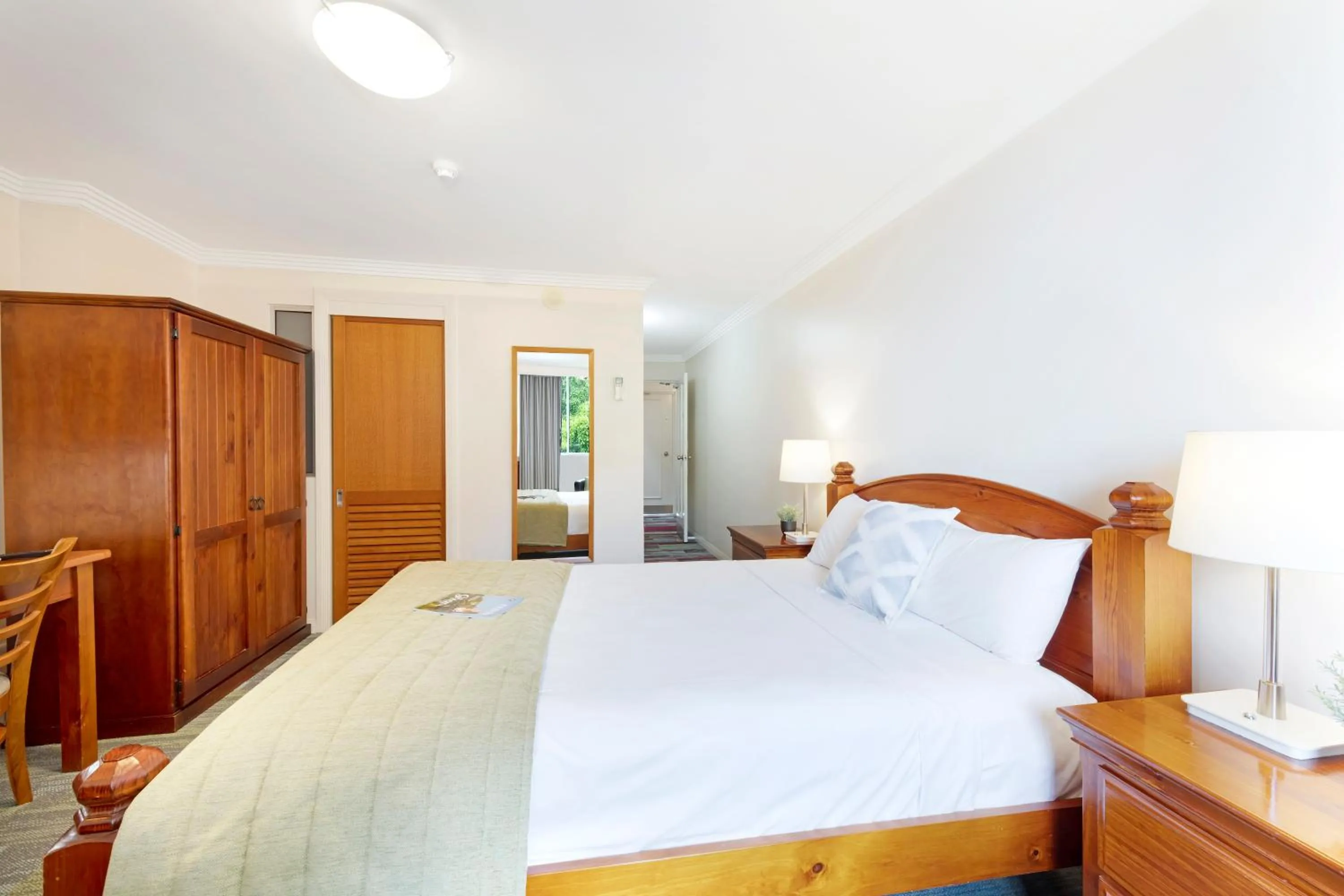 Bedroom, Bed in Burnett Riverside Hotel