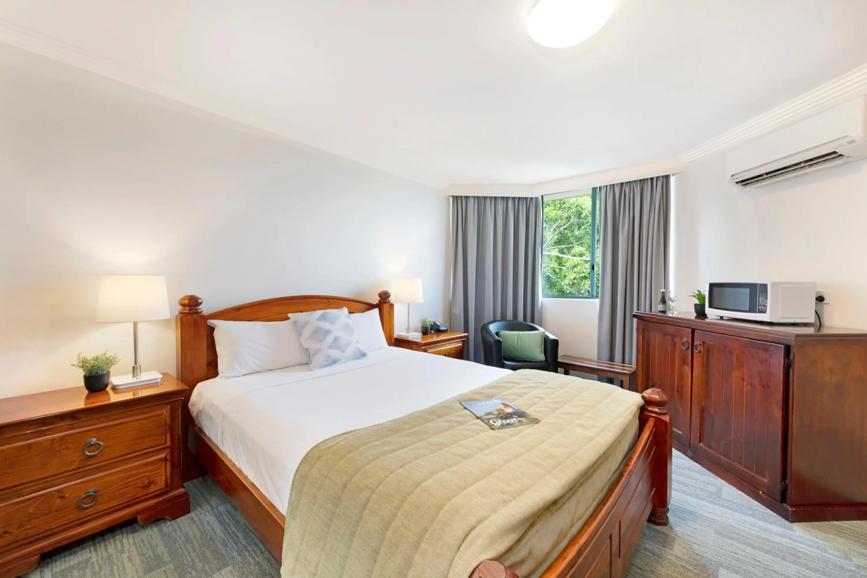 Photo of the whole room, Bed in Burnett Riverside Hotel