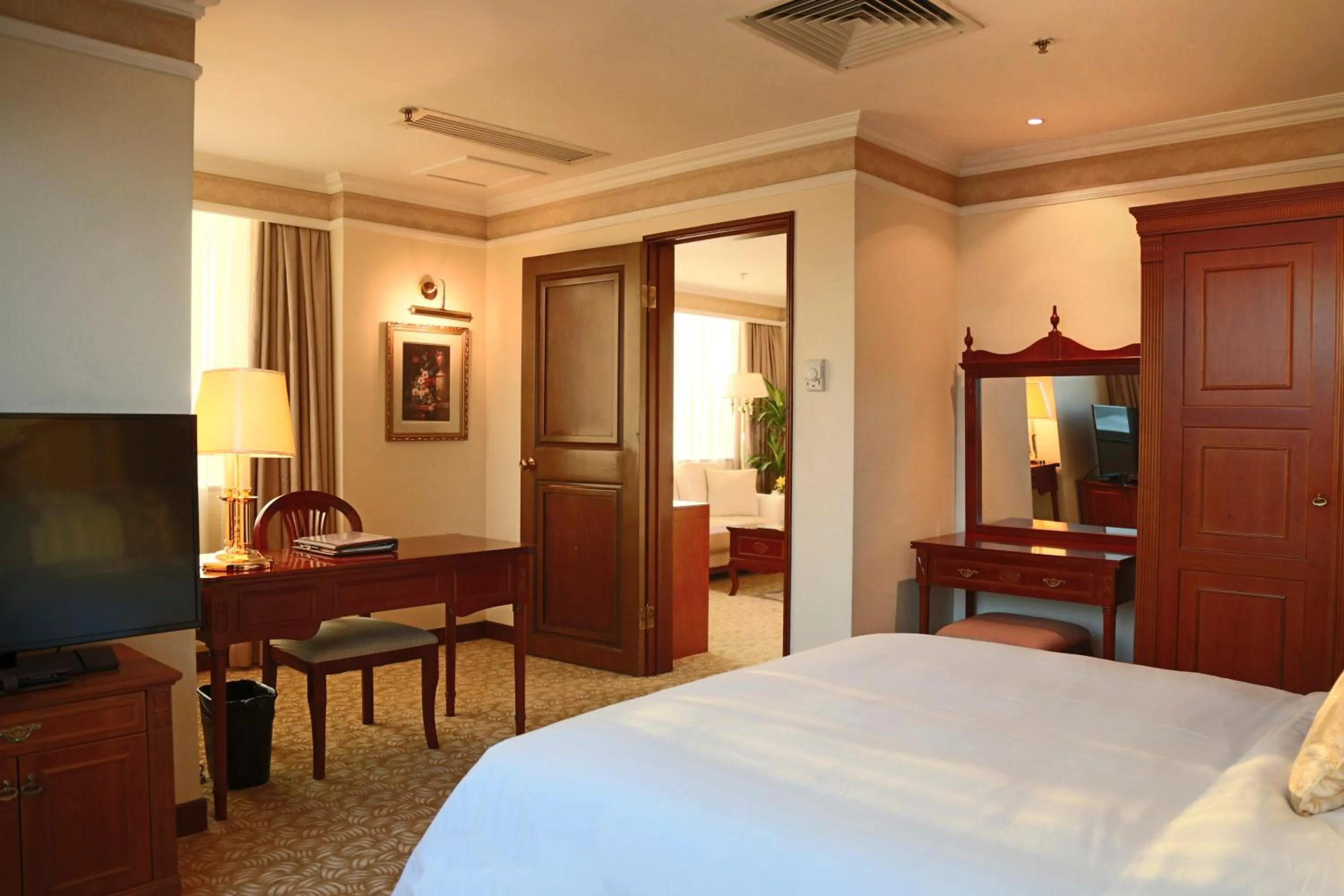 Photo of the whole room, Bed in China Mayors Plaza