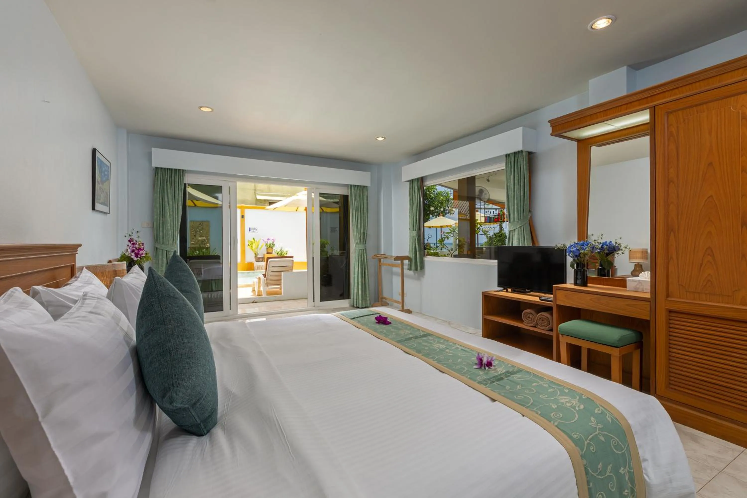 Photo of the whole room, Bed in Kamala Dreams