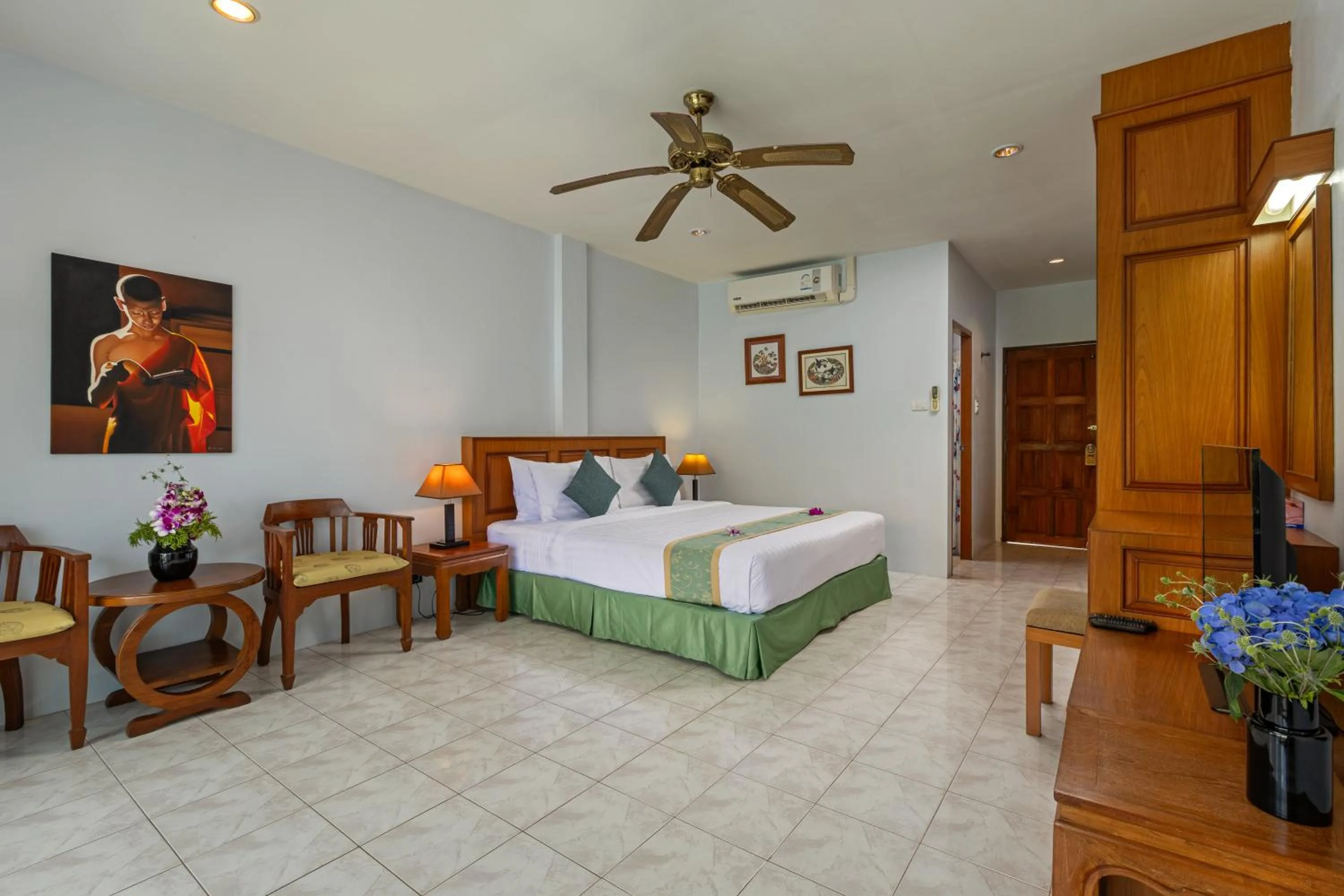 Photo of the whole room, Bed in Kamala Dreams