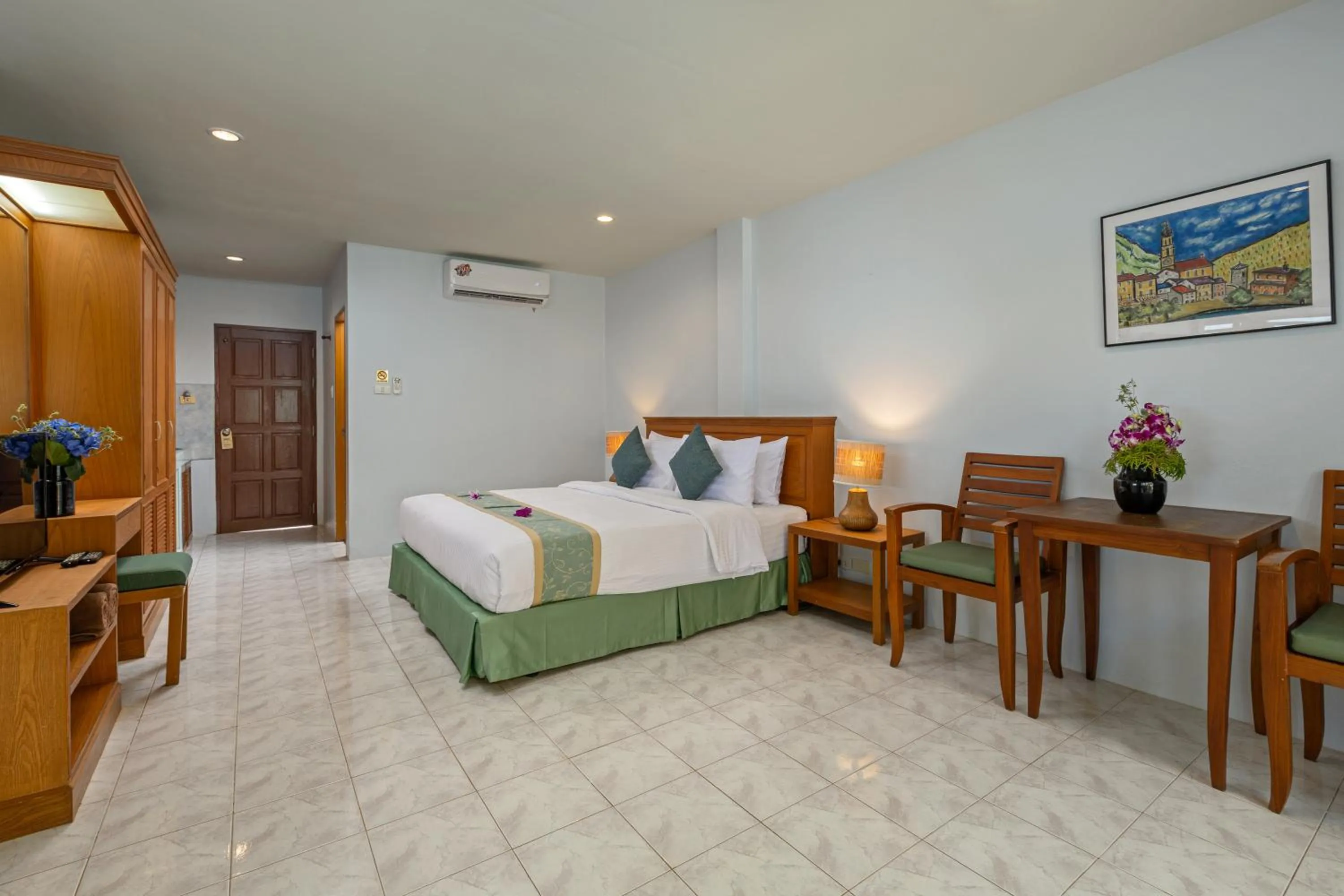 Photo of the whole room, Bed in Kamala Dreams