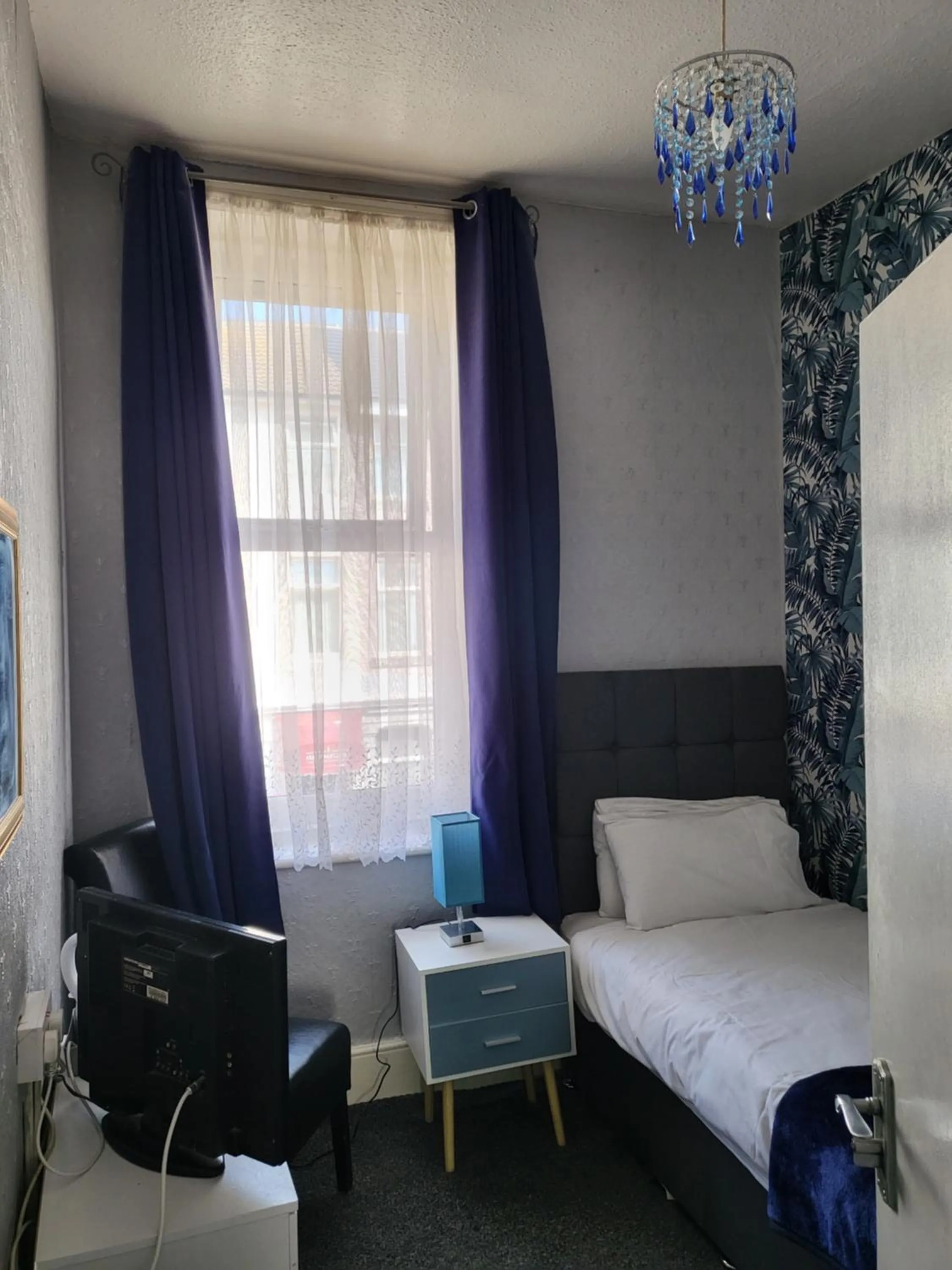 Photo of the whole room, Bed in Talbot House