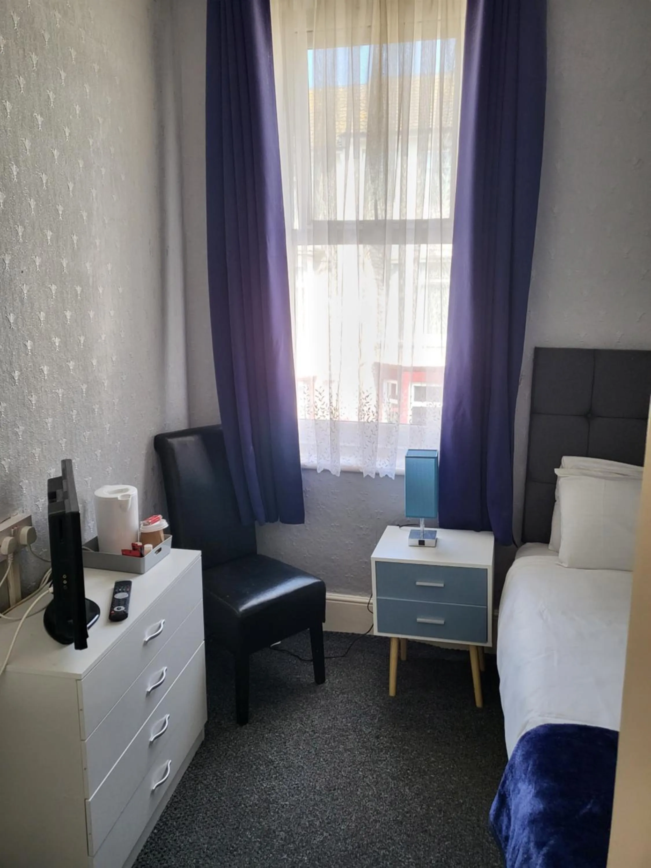 Photo of the whole room, Bed in Talbot House