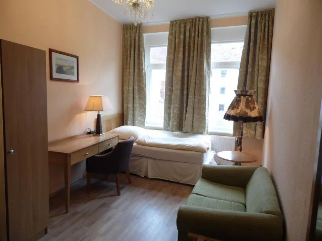 English Romance University