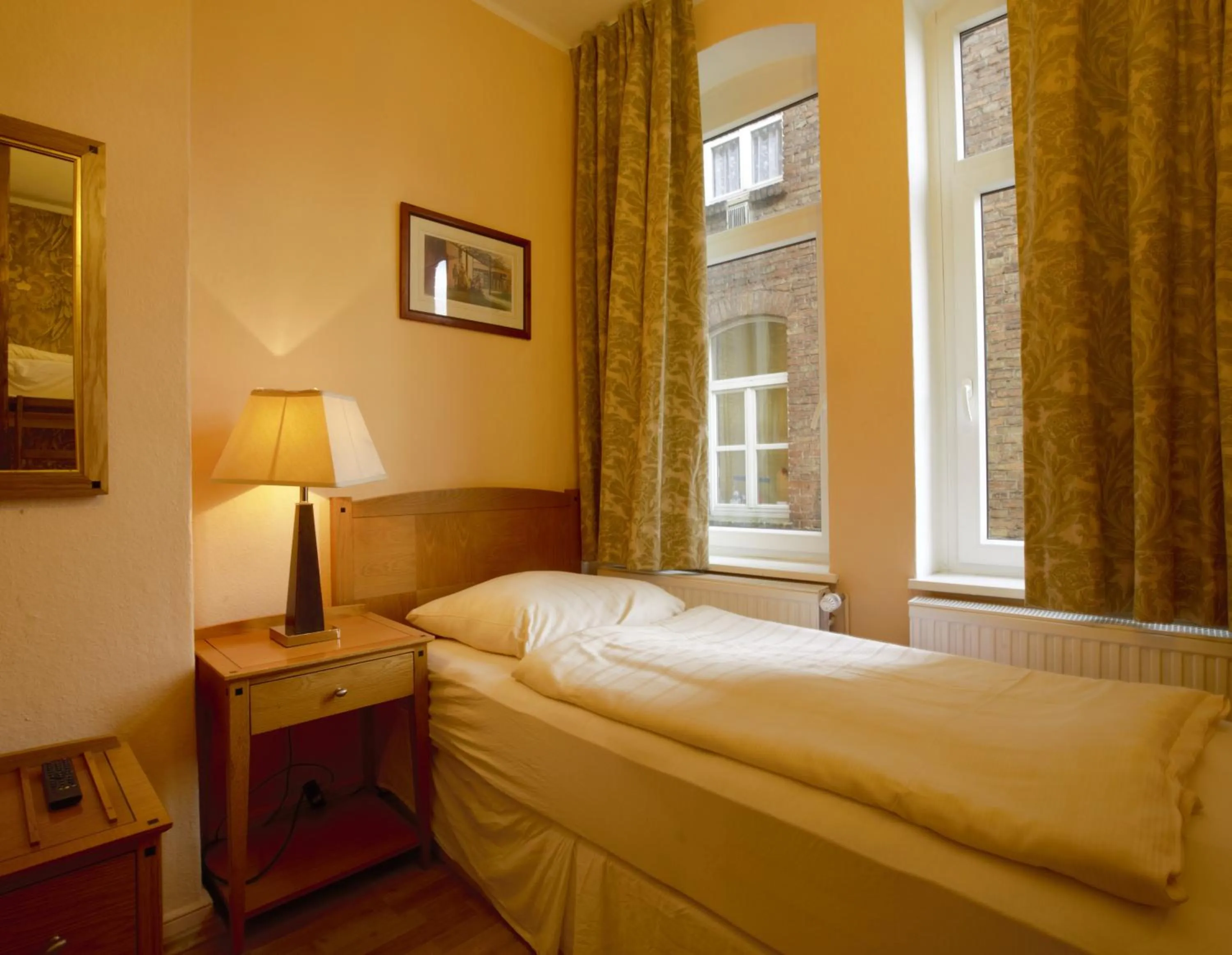 English Romance University