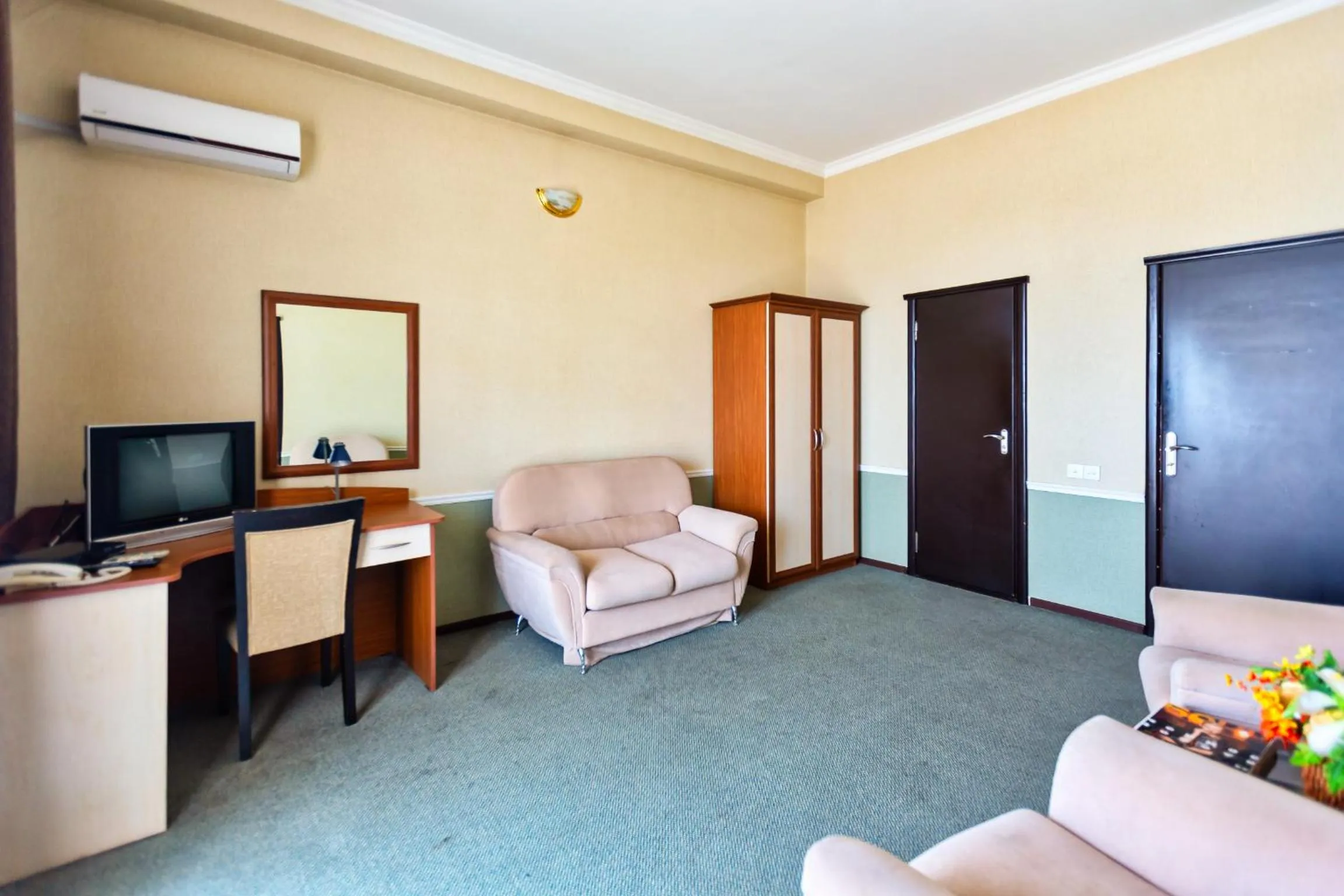 Communal lounge/ TV room in Diplomat Hotel Baku