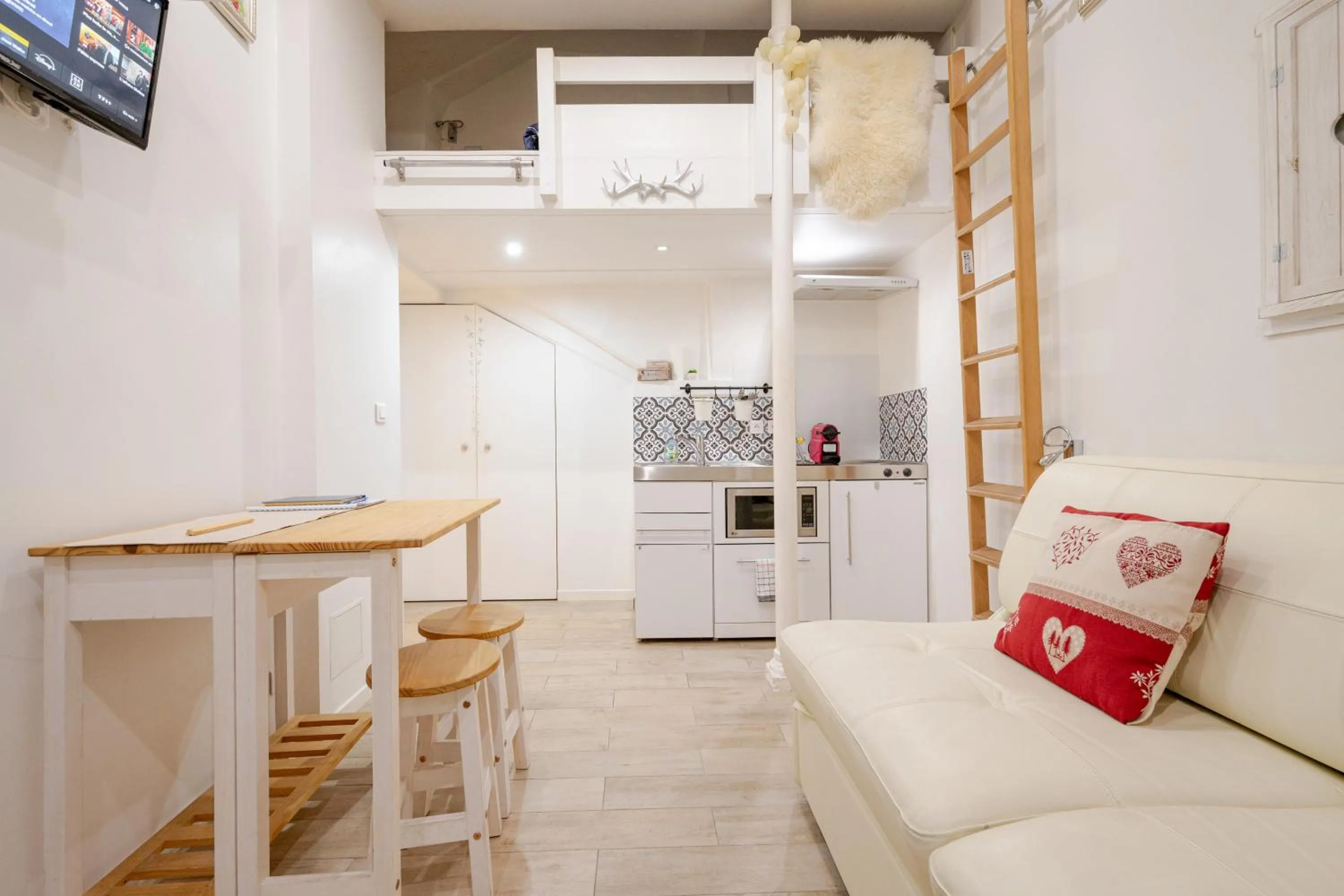 Superb tiny house in heart of Paris 1st!