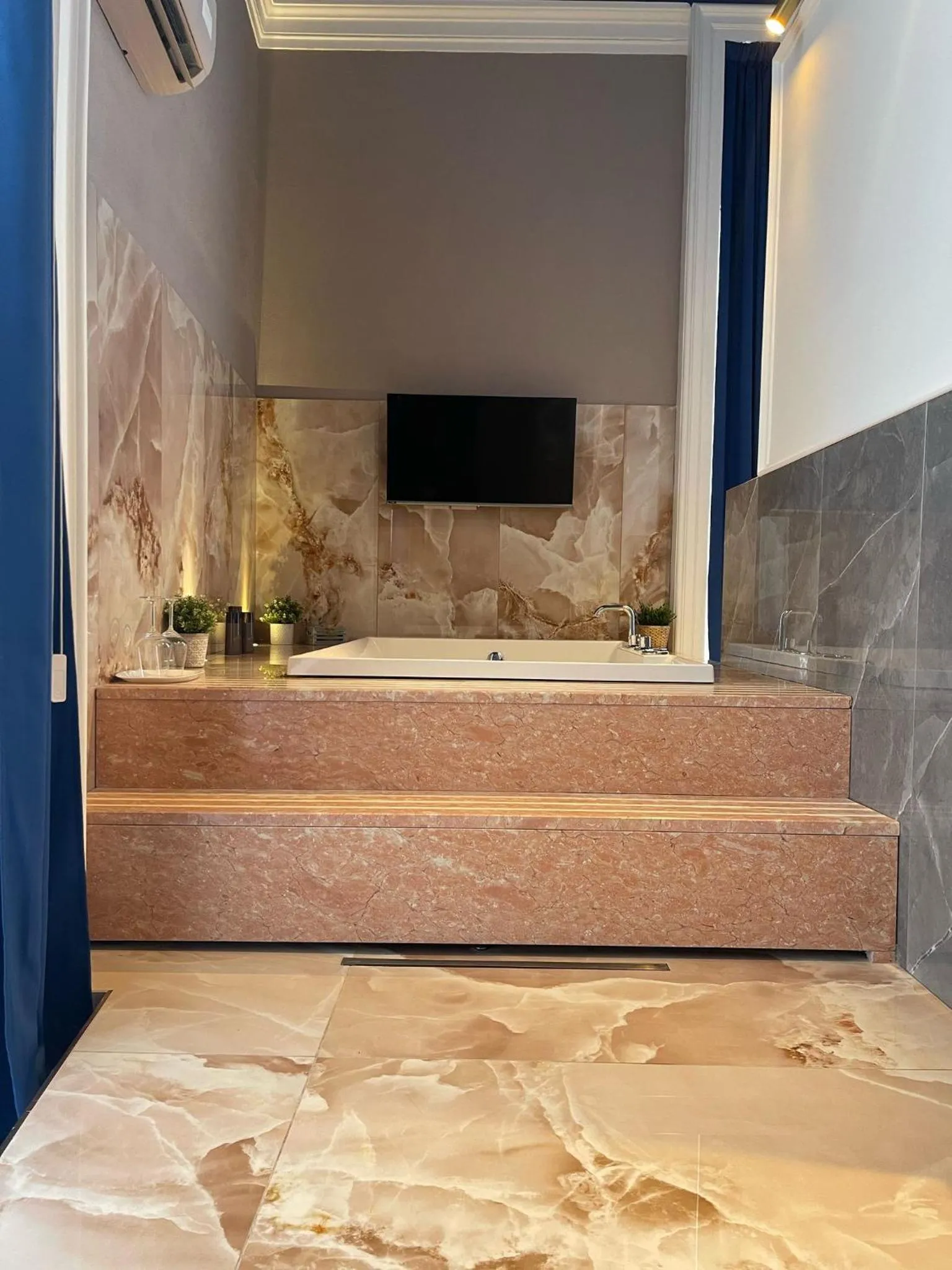 Hot Tub in Palazzo Bruca Catania