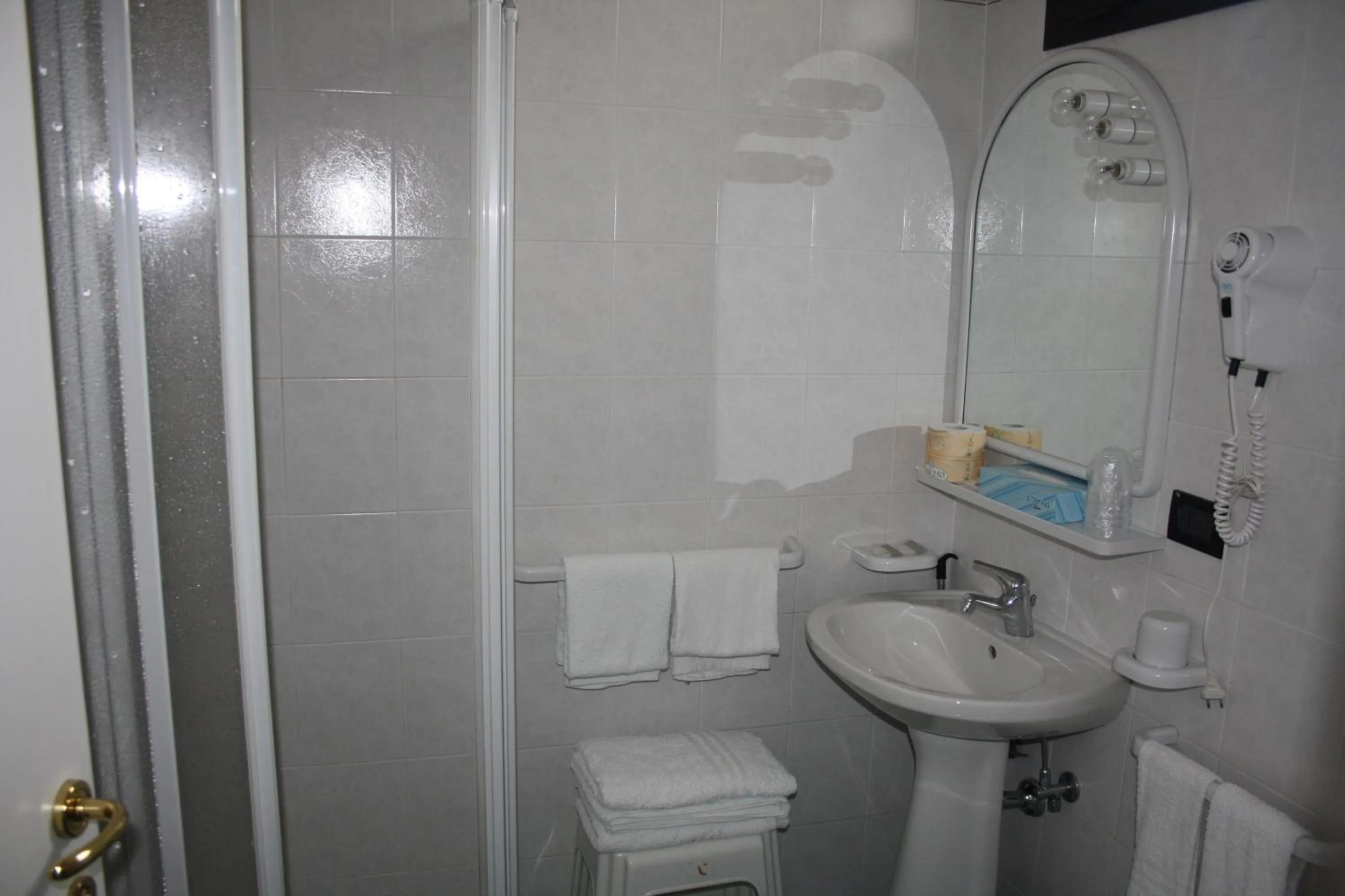 Shower in Hotel Etna