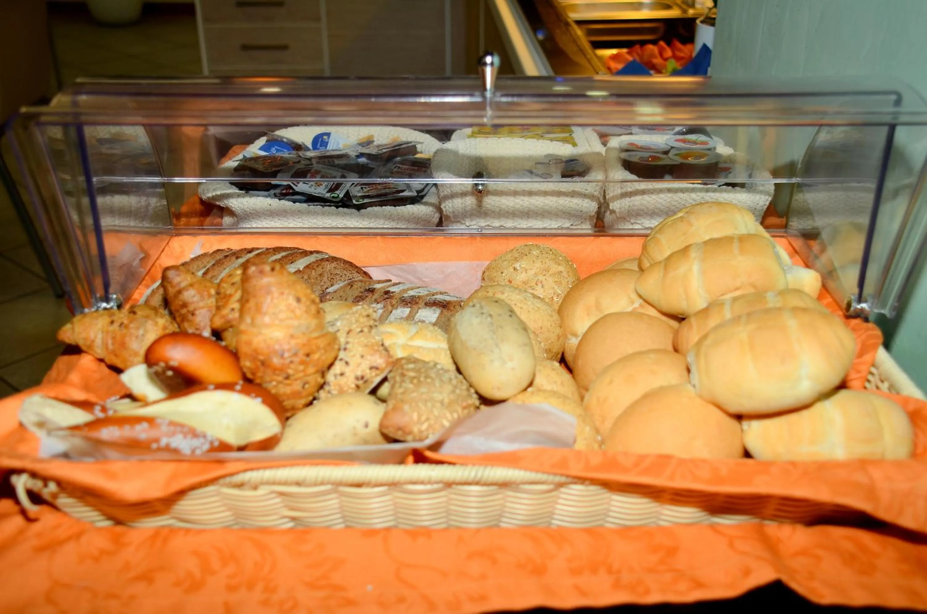 Restaurant/places to eat in Hotel Etna