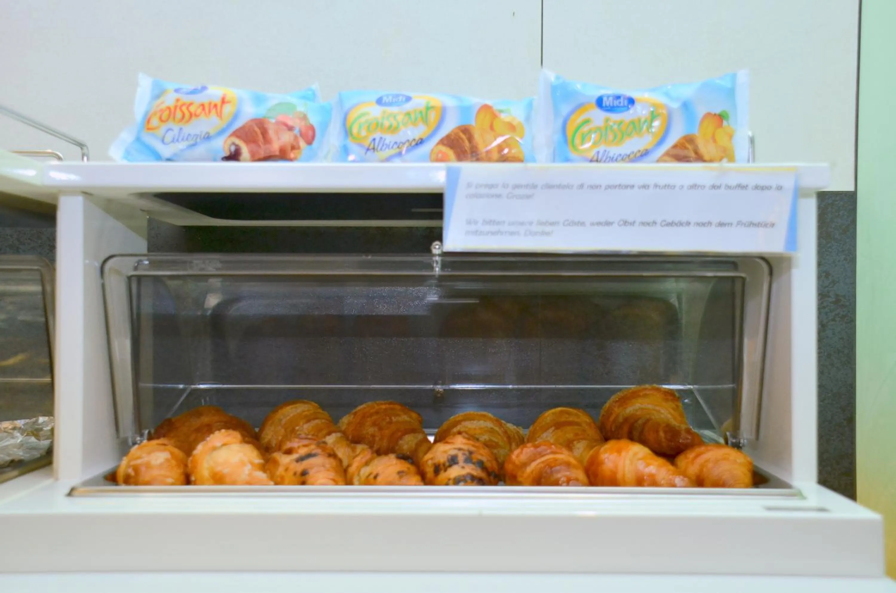 Breakfast in Hotel Etna