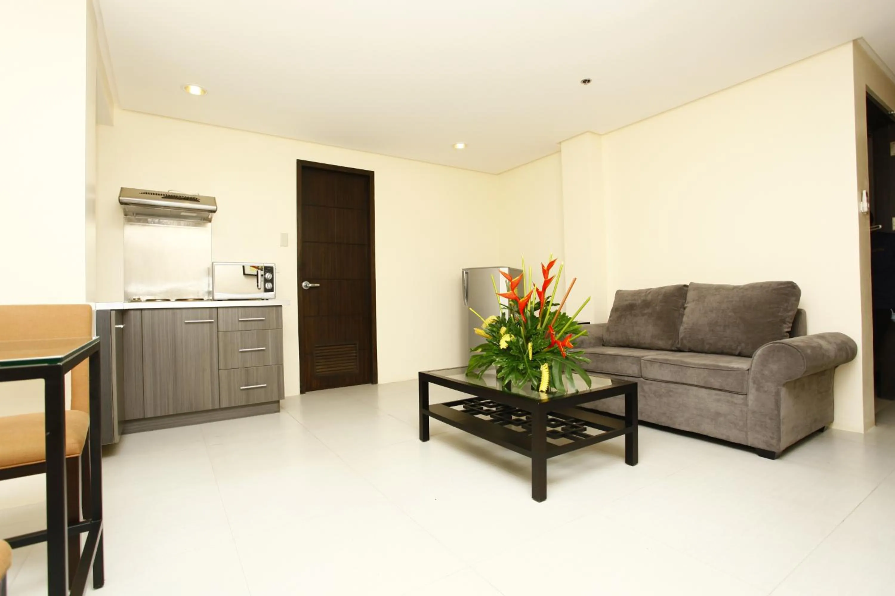 Coffee/tea facilities, Seating Area in Oracle Hotel and Residences