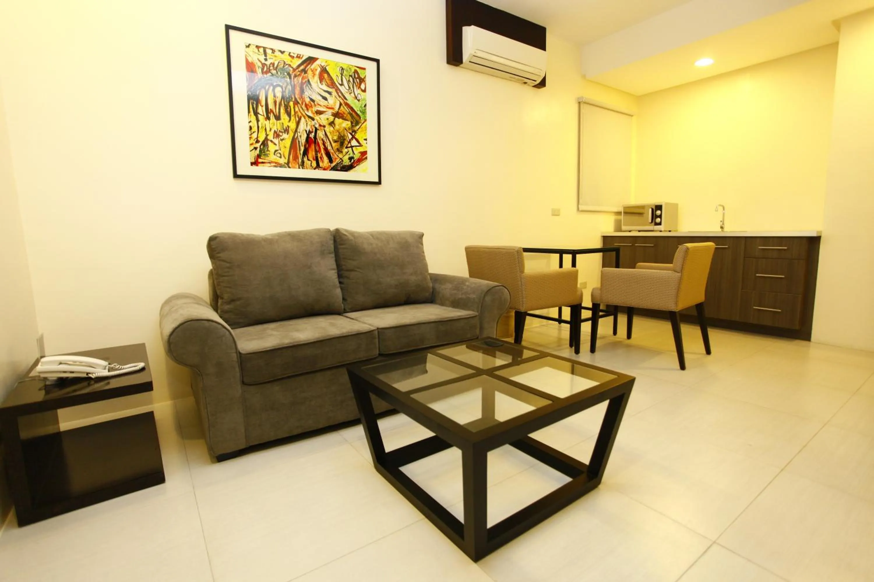 Coffee/tea facilities, Seating Area in Oracle Hotel and Residences