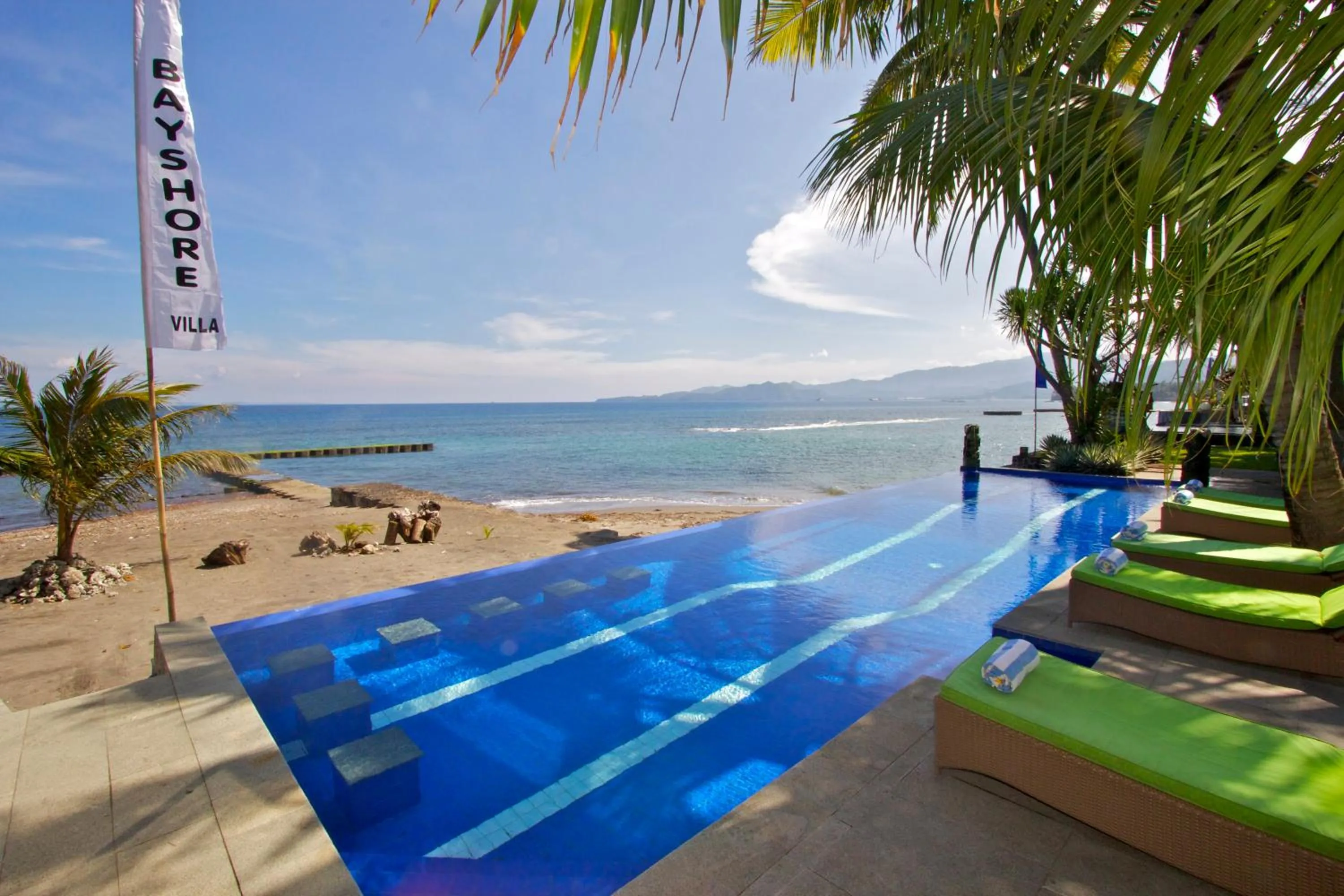 Swimming pool in Bayshore Villa