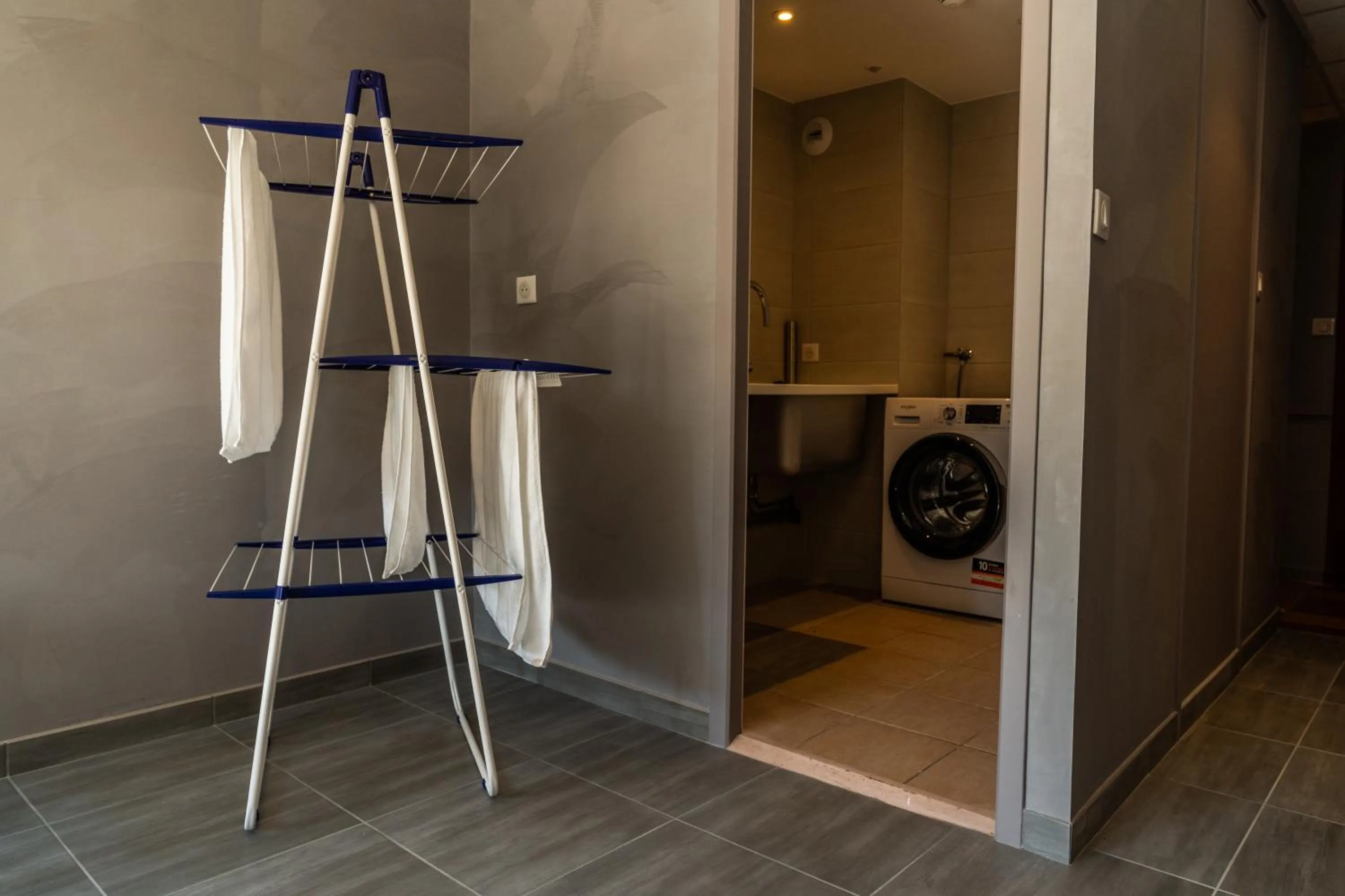 washing machine in Hôtel Newport