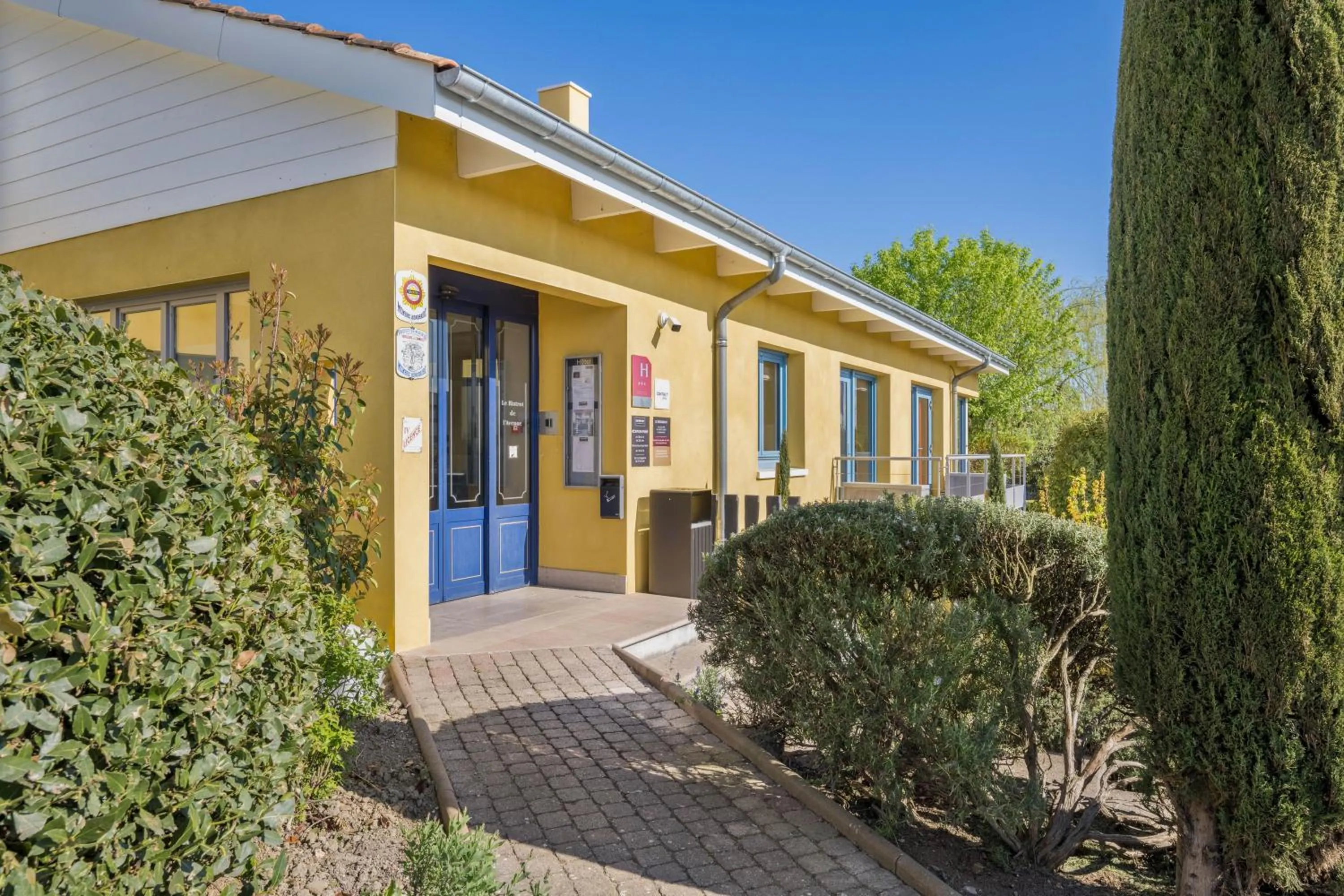 Property building in Hôtel Newport