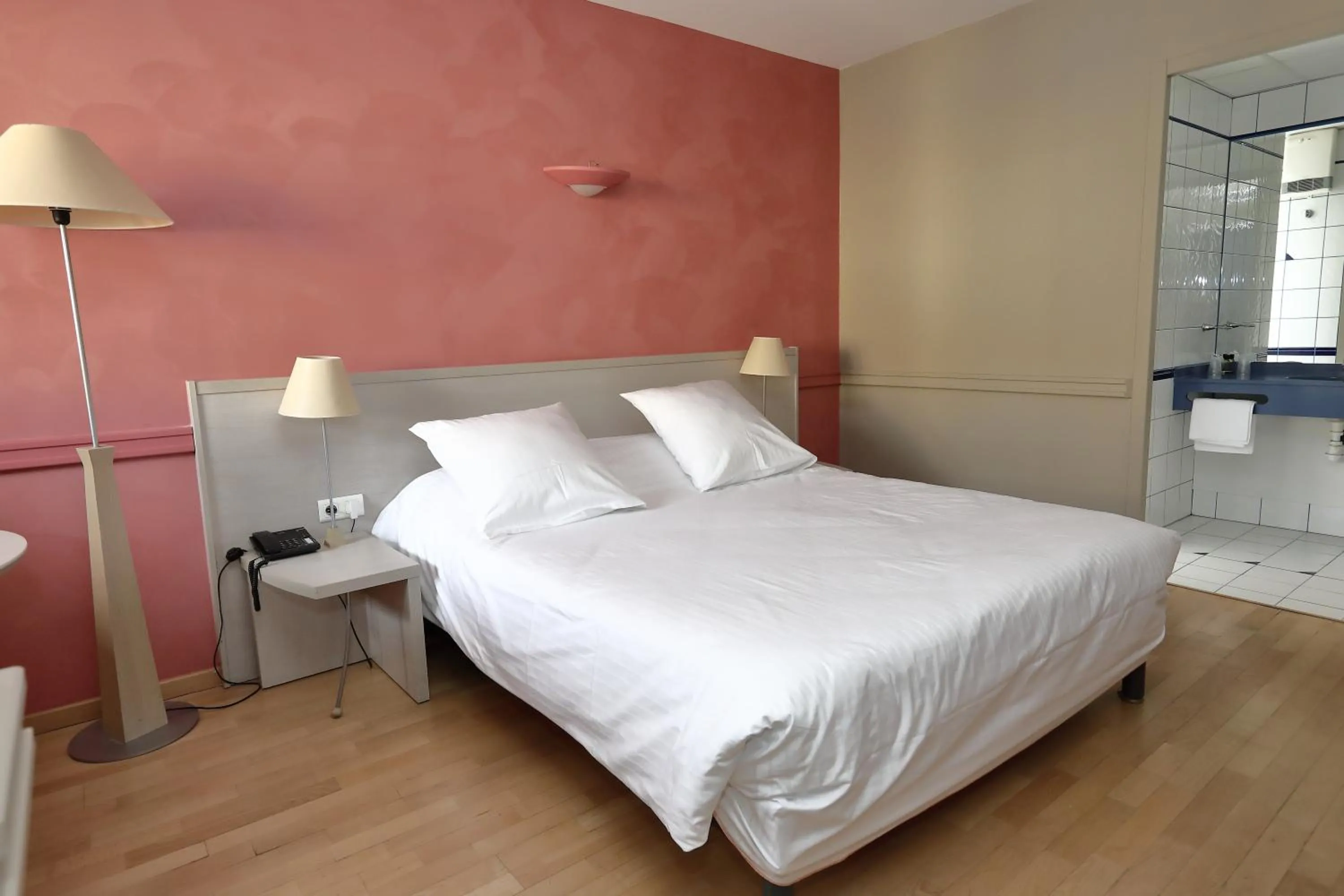 Bedroom in Hôtel Newport