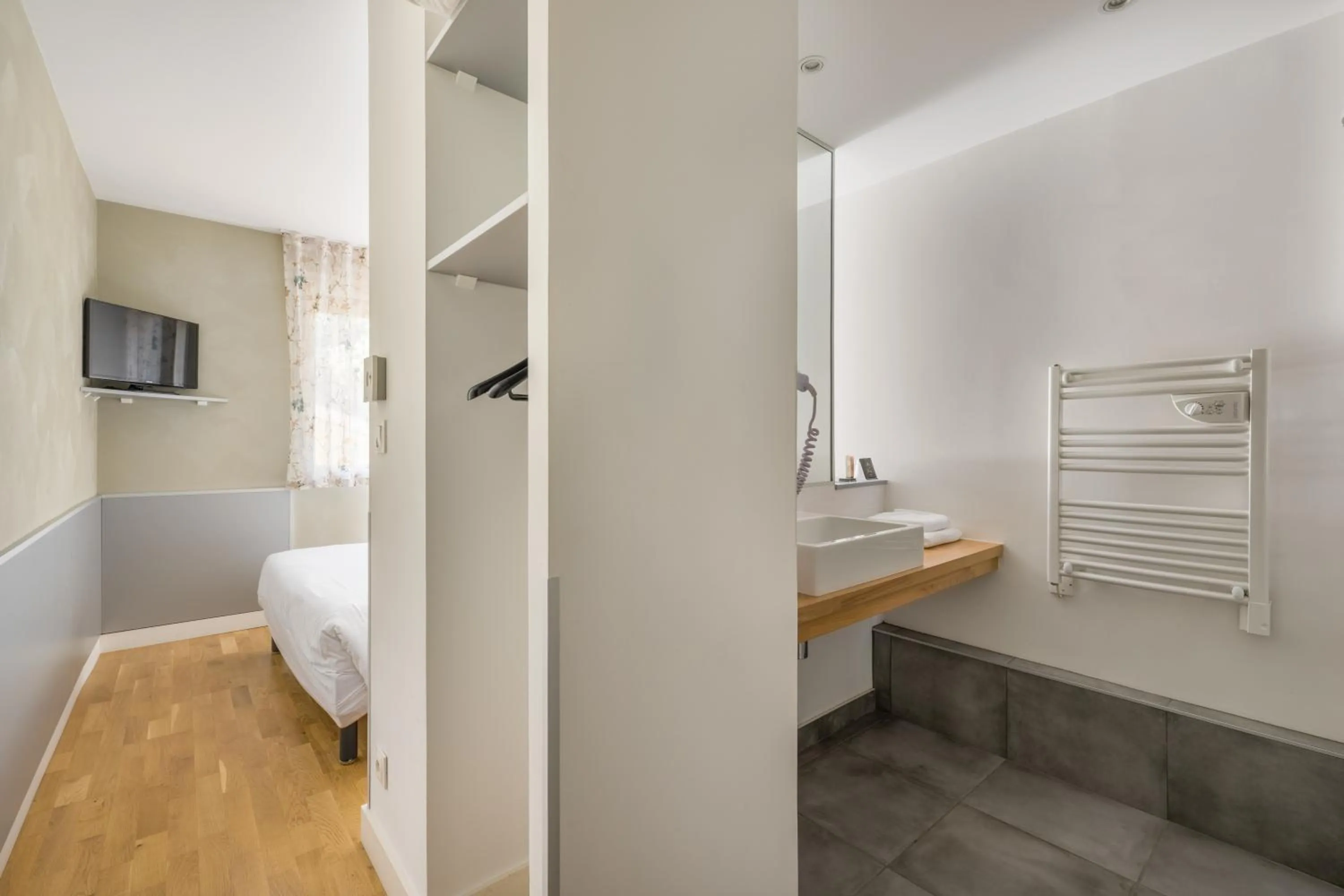 Bedroom in Hôtel Newport