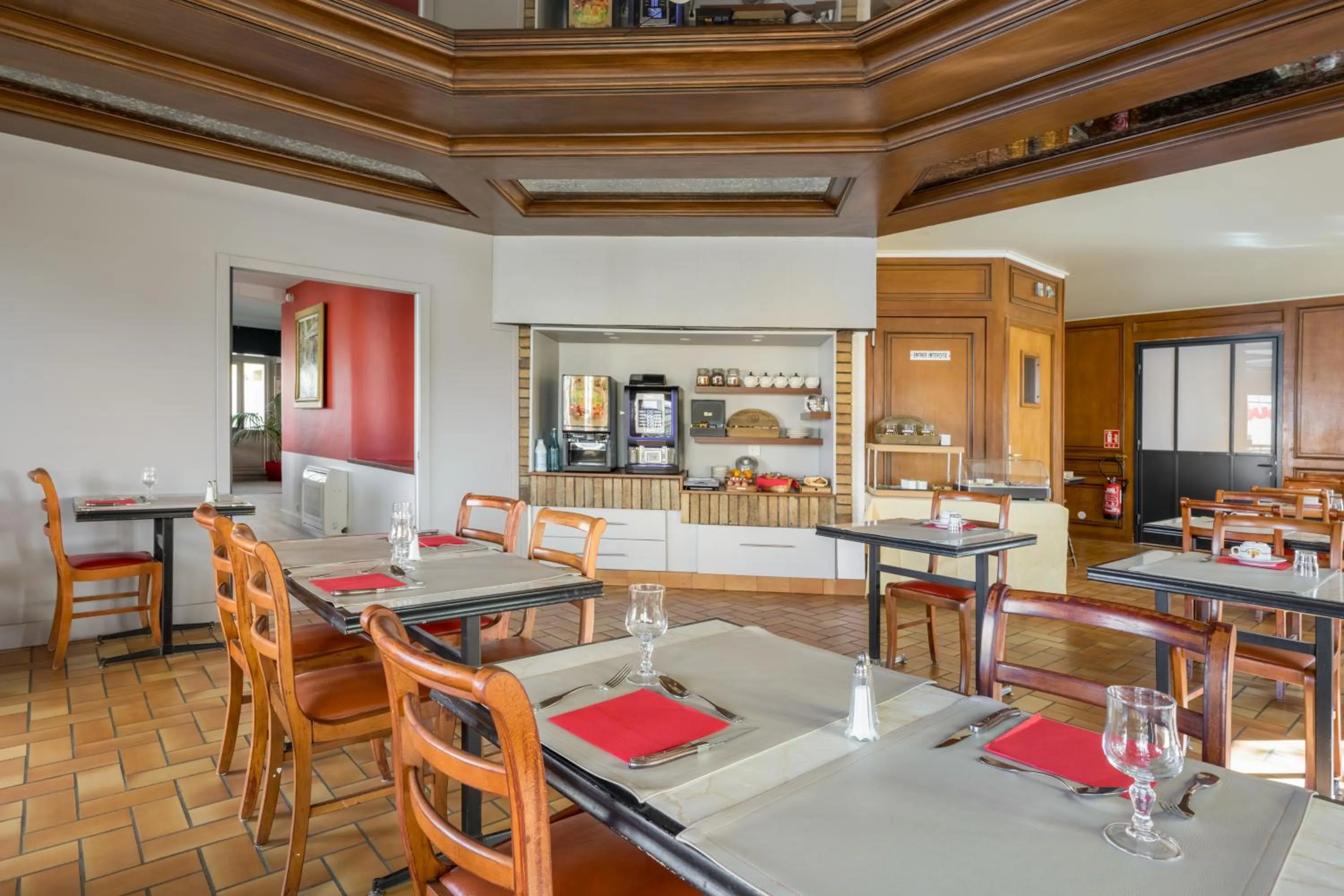 Restaurant/places to eat in Hôtel Newport