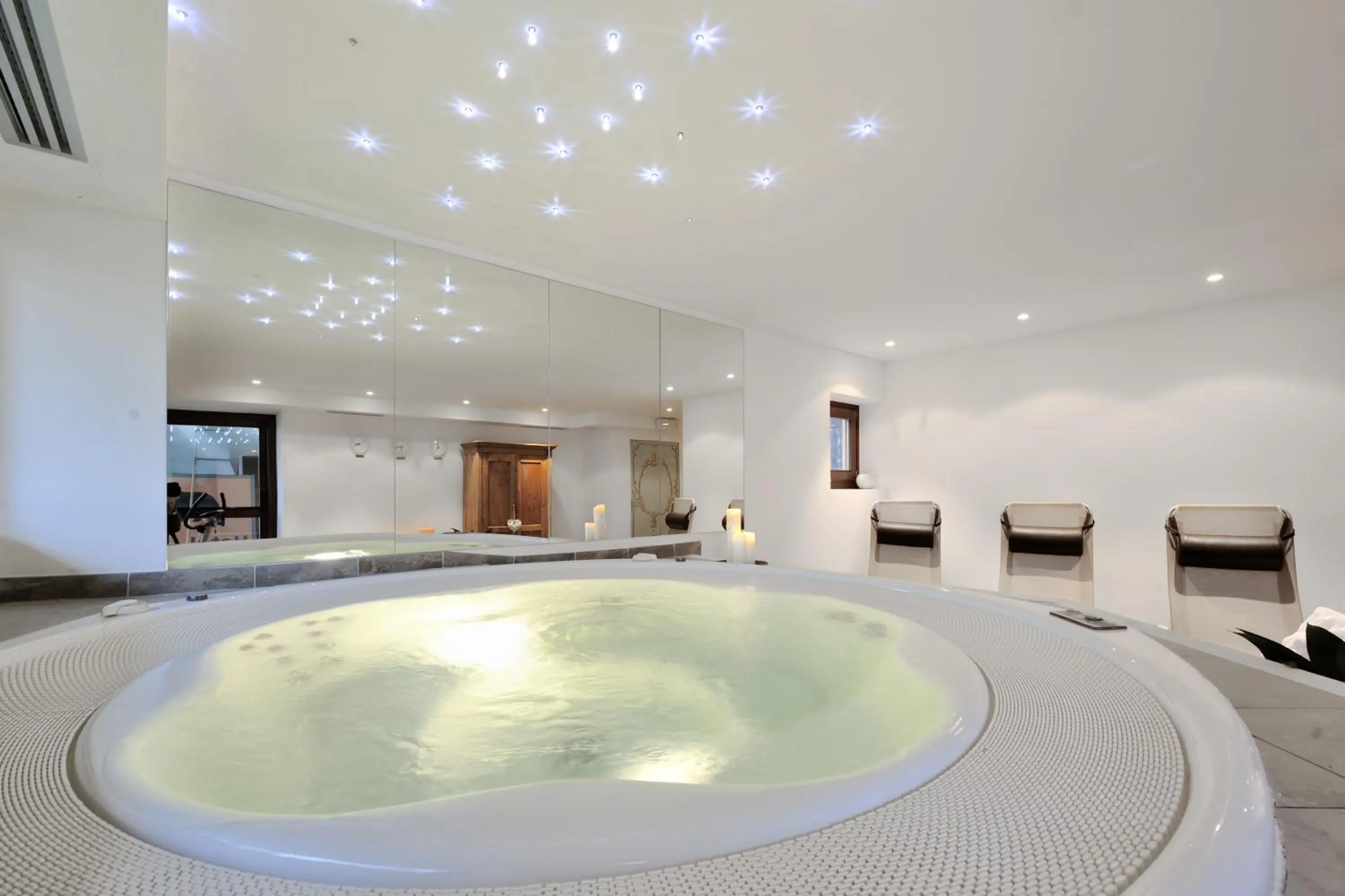 Hot Tub in Hotel Montana