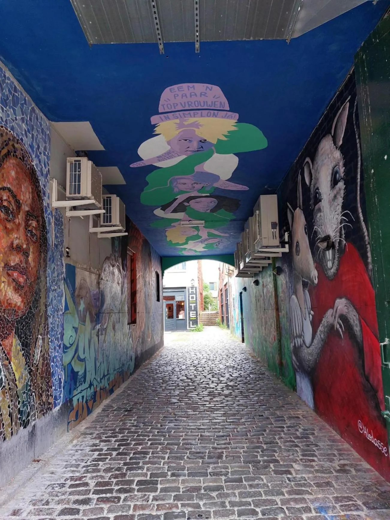 Facade/entrance in Simplon Hostel